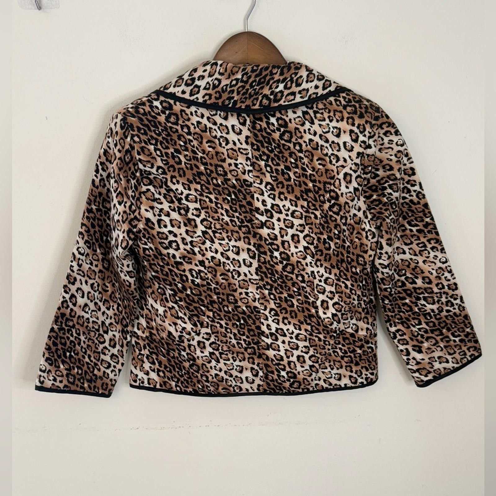 Other White House Black Market crop leopard print blazer SZ 2 Size XS / US 0-2 / IT 36-38 - 4 Thumbnail