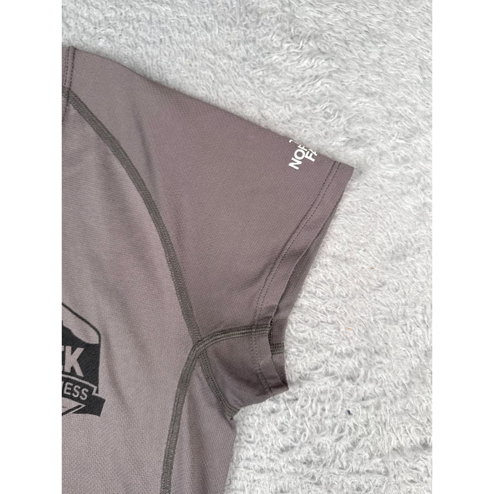 The North Face VINTAGE The North Face Shirt Women Medium Gray Short Sleeve Crew Poly Wilderness TREK Size M / US 6-8 / IT 42-44 - 2 Thumbnail
