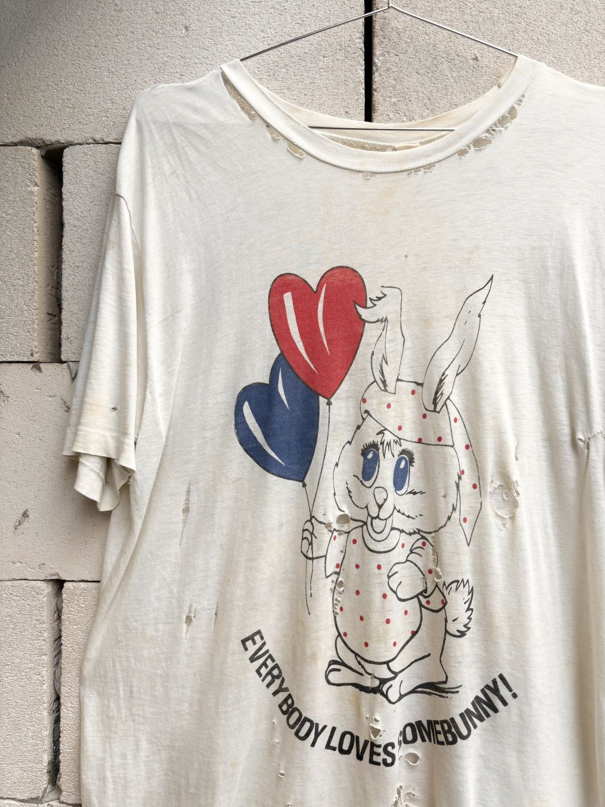 Vintage Thrashed EVERYBODY LOVES SOMEBUNNY T Shirt Distressed ERD Size US L / EU 52-54 / 3 - 3 Thumbnail