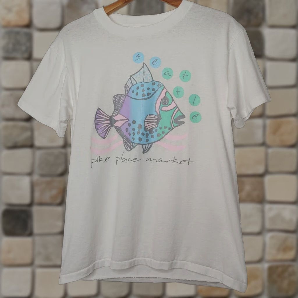 Hanes VINTAGE Hanes Medium Seattle WA Pike Place Market Shirt Unisex Adults White Short Sleeve Crew Neck Fish Graphic Read Single Stitch 20" Chest 26" Long Size US M / EU 48-50 / 2 - 1 Thumbnail