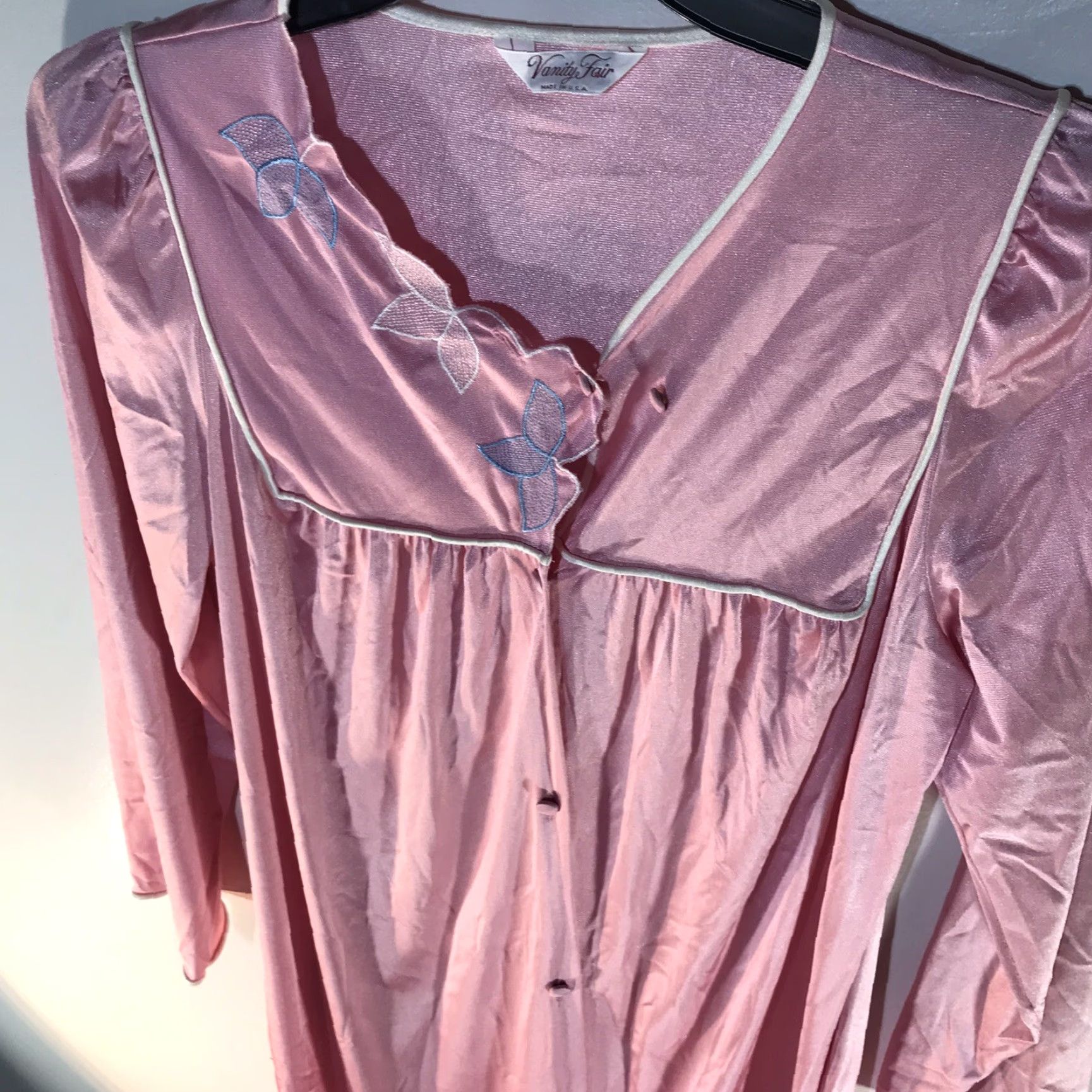 Vintage VINTAGE Vanity Fair Pink Full Button Gown Womens M USA 1980s Embroidered Floral Scalloped Neckline Size ONE SIZE - 2 Thumbnail