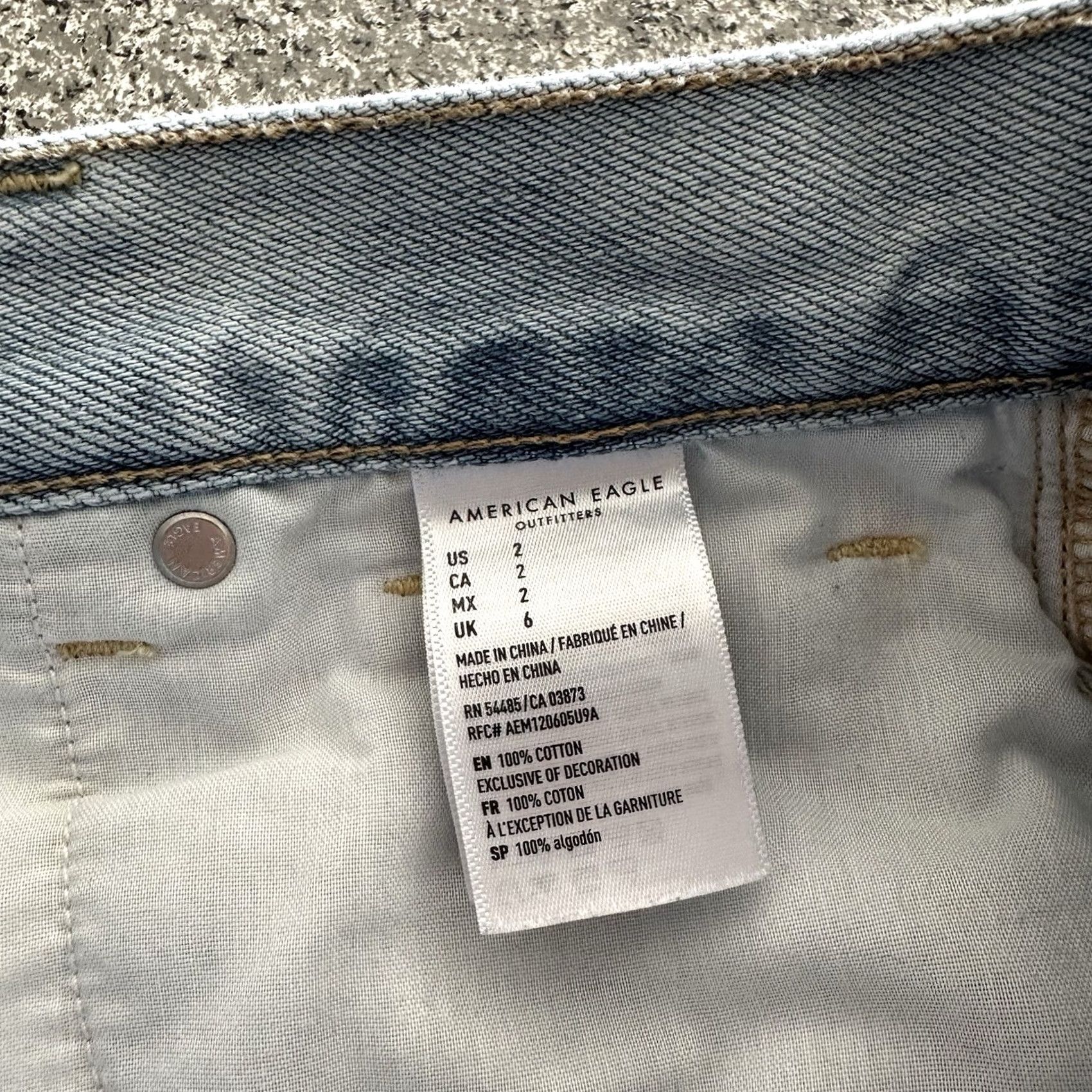 American Eagle Outfitters VINTAGE American Eagle Shorts Womens 2 27x4 High Rise Mom Distressed Raw Cut Off Blue 100% Cotton Denim Womens Distressed Jeans 90s Theme Mens, Womens Size 28" / US 6 / IT 42 - 5 Thumbnail