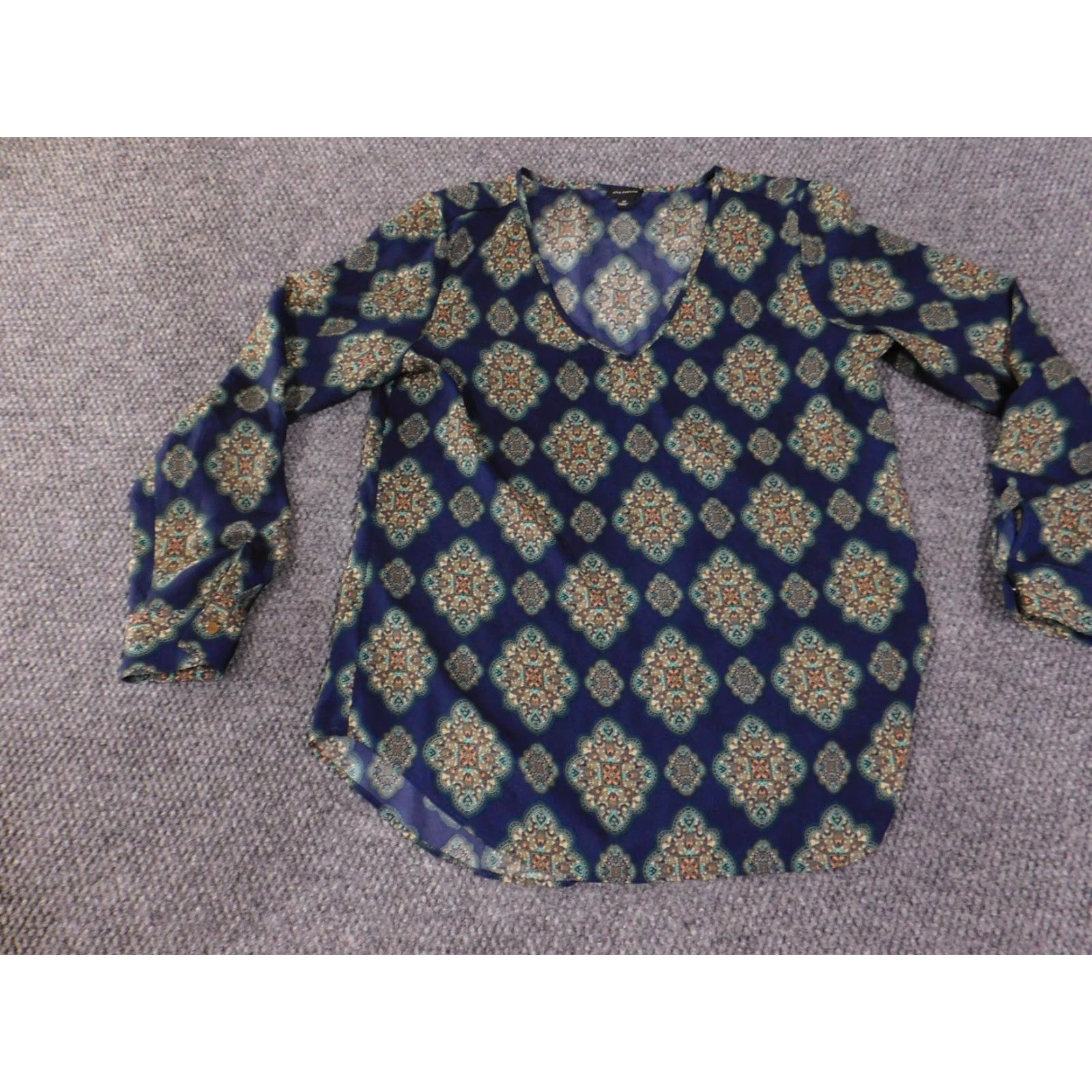 Ann Taylor Ann Taylor Blouse Womens Medium Navy Blue Medallion Print Long Sleeve V Neck Size M / US 6-8 / IT 42-44 - 3 Thumbnail