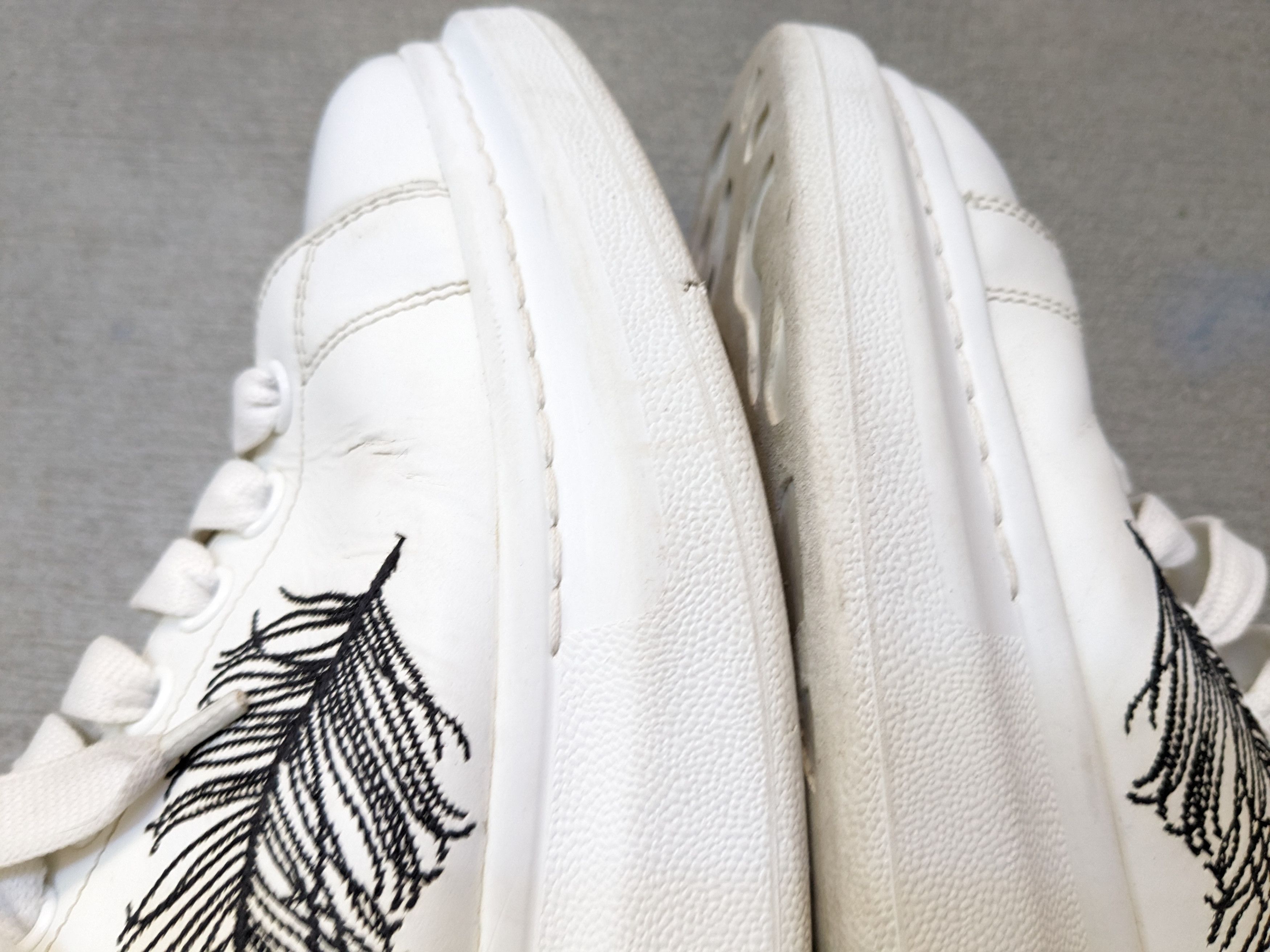 Alexander McQueen Alexander McQueen Larry Oversized Sneakers 9 42 White Black Size US 9 / EU 42 - 11 Thumbnail