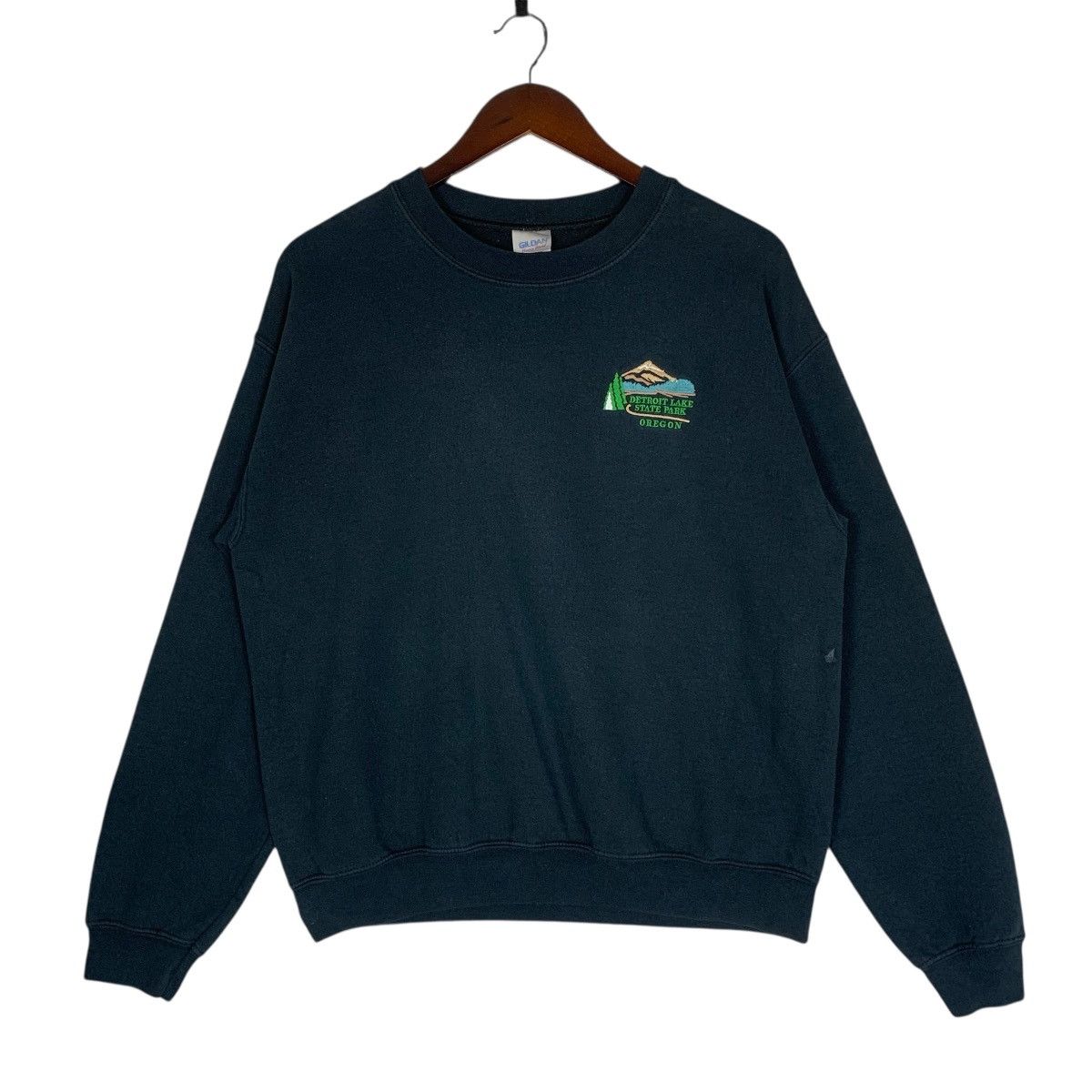 Vintage Vintage Gildan Embroidery Streetwear Outdoor Sweatshirt Size US M / EU 48-50 / 2 - 1 Thumbnail
