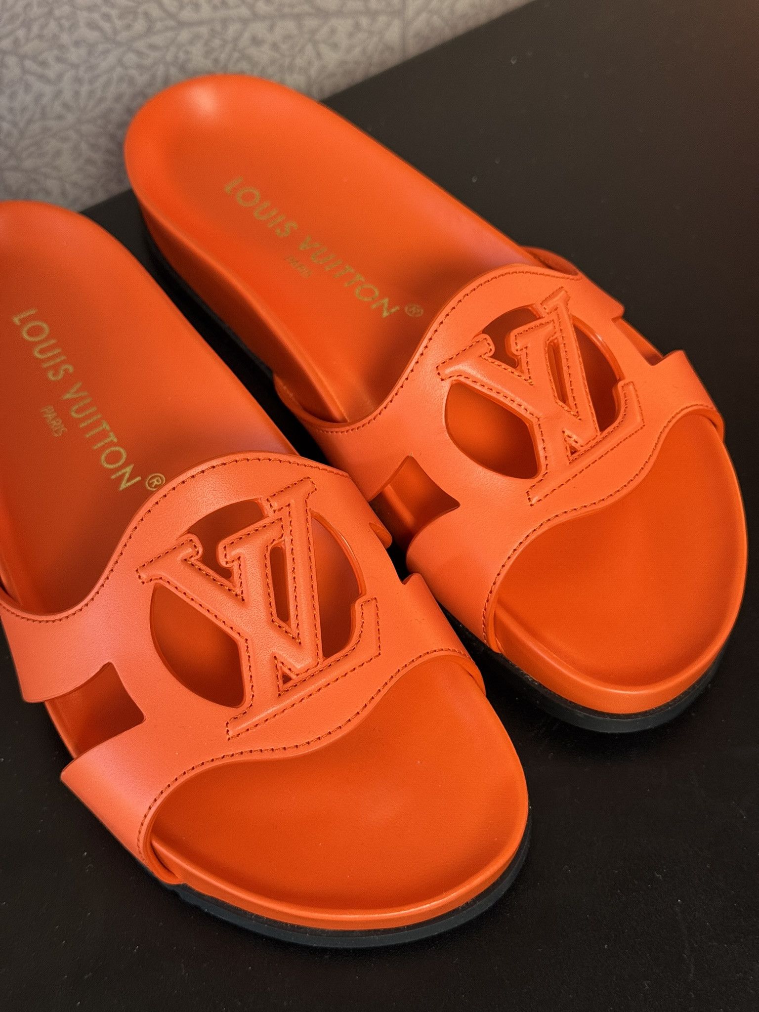 Louis Vuitton LV ISOLA FLAT COMFORT MULE 1ACMN5 EU 36 / USA 6 Size US 6 / IT 36 - 7 Thumbnail