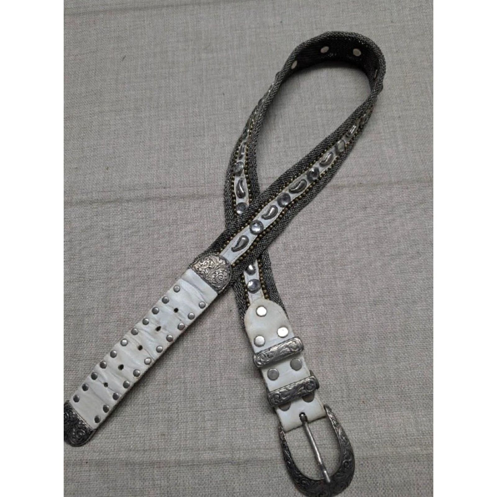 Vintage VINTAGE belt western studded white leather 30 size 30 silver Size 30 - 8 Thumbnail