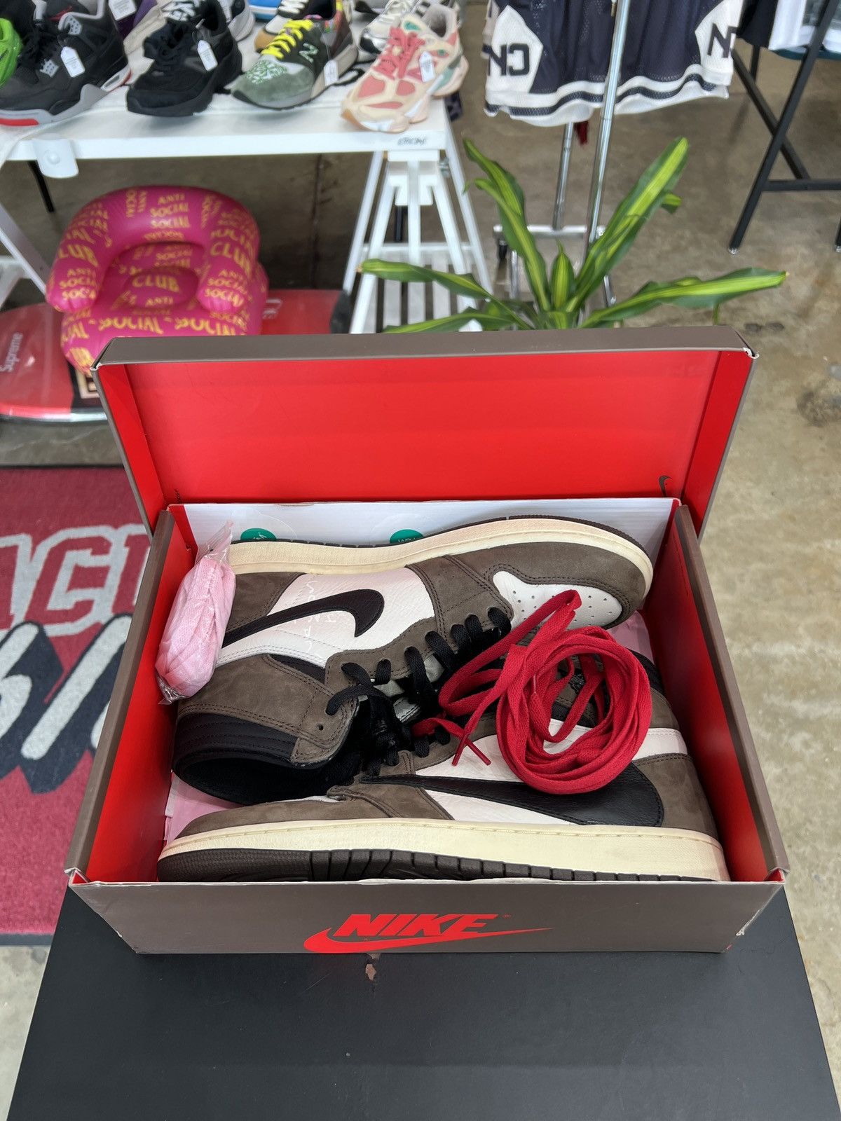 Jordan Brand × Travis Scott Air Jordan 1 High Travis Scott Mocha Sz. 9.5 (2019) Size US 9 / EU 42 - 14 Thumbnail