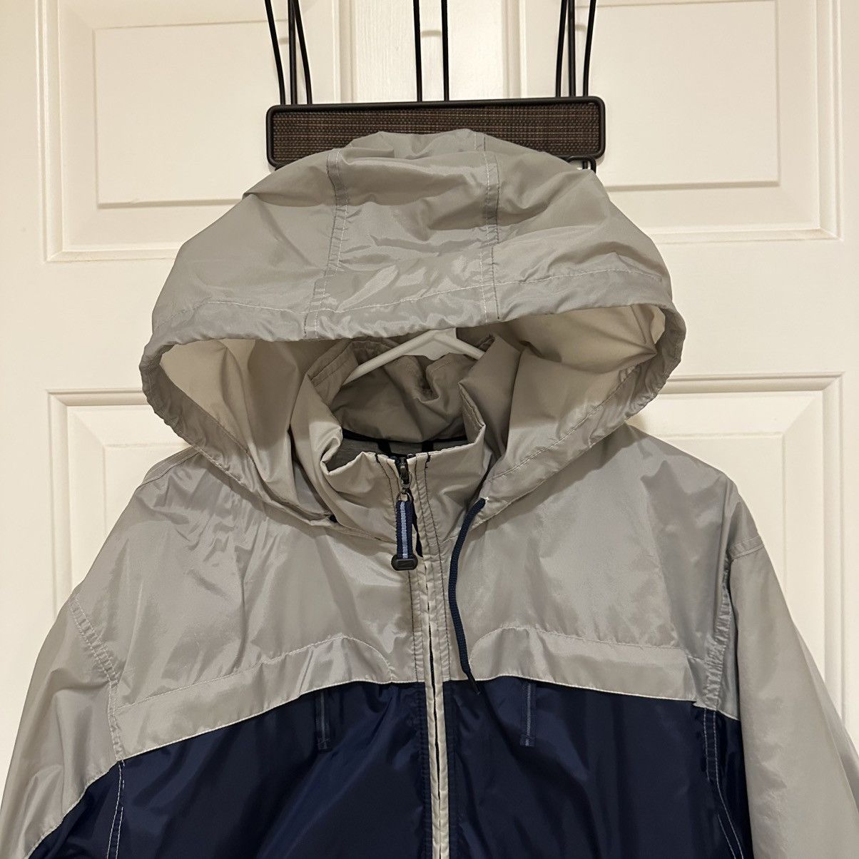 Nike Vintage 2000s Nike Navy Grey Nylon Hooded Windbreaker Jacket Size US L / EU 52-54 / 3 - 2 Thumbnail