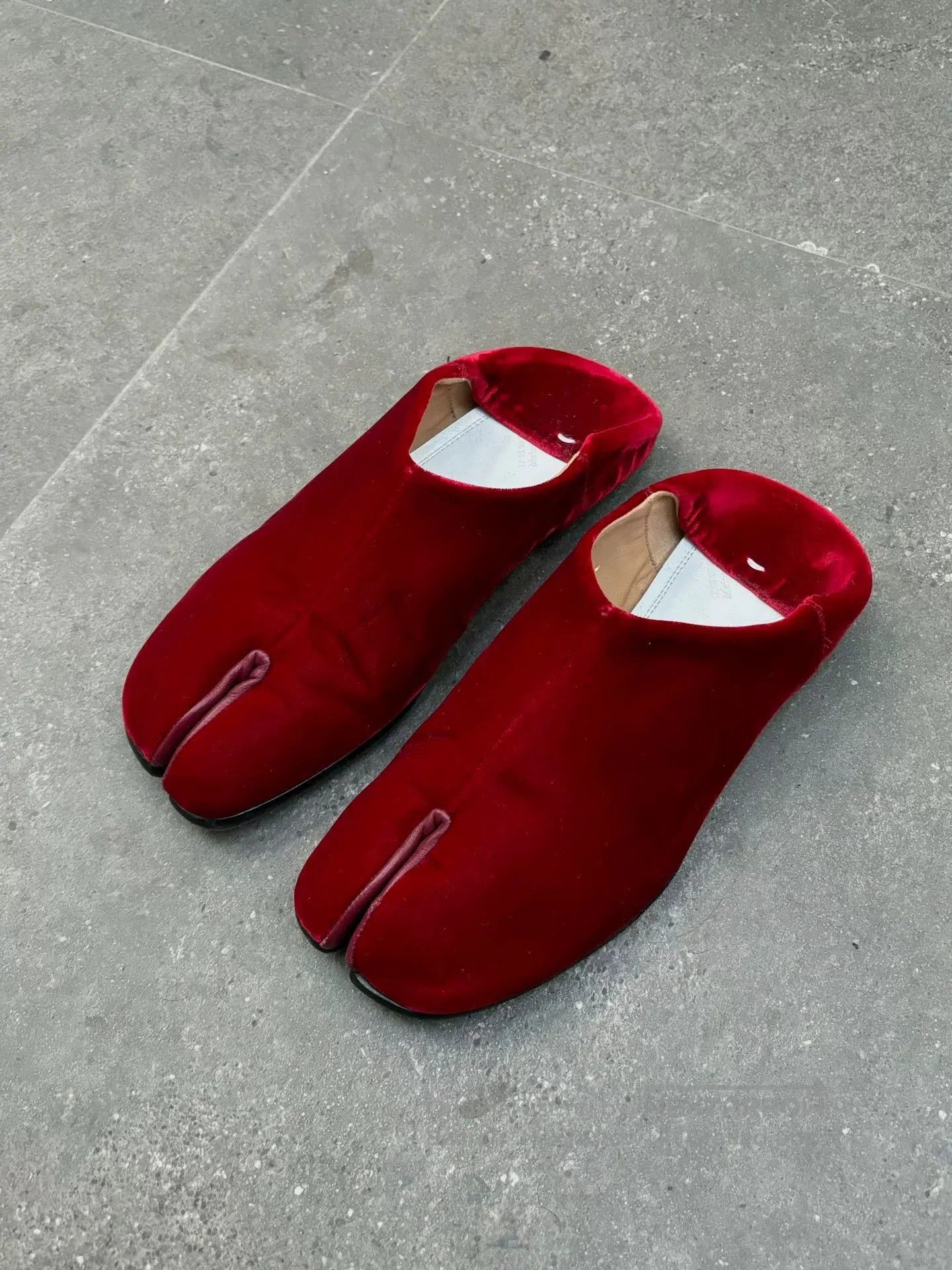 Maison Margiela Maison Margiela Red Velvet Tabi Shoes. Size US 7 / IT 37 - 2 Thumbnail