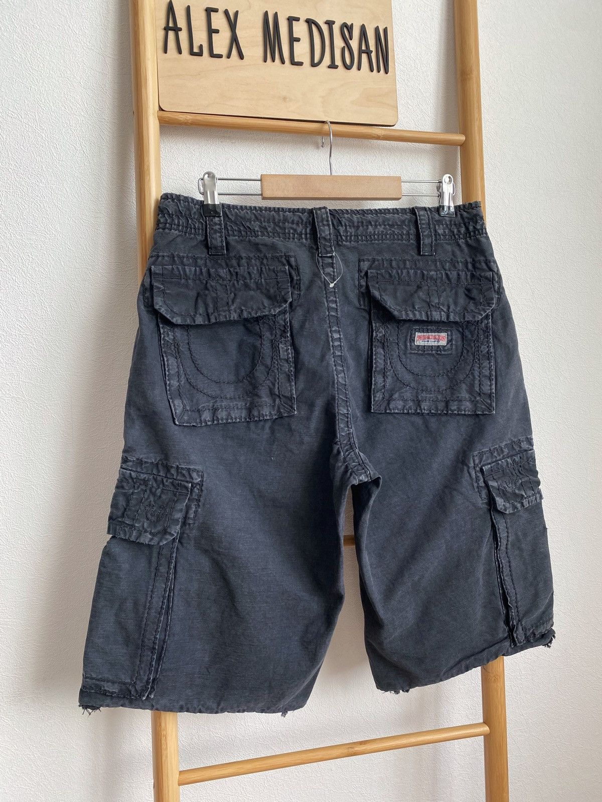 True Religion True Religion ISAAC Cargo Tonal Shorts Size 29 Size US 29 - 14 Thumbnail