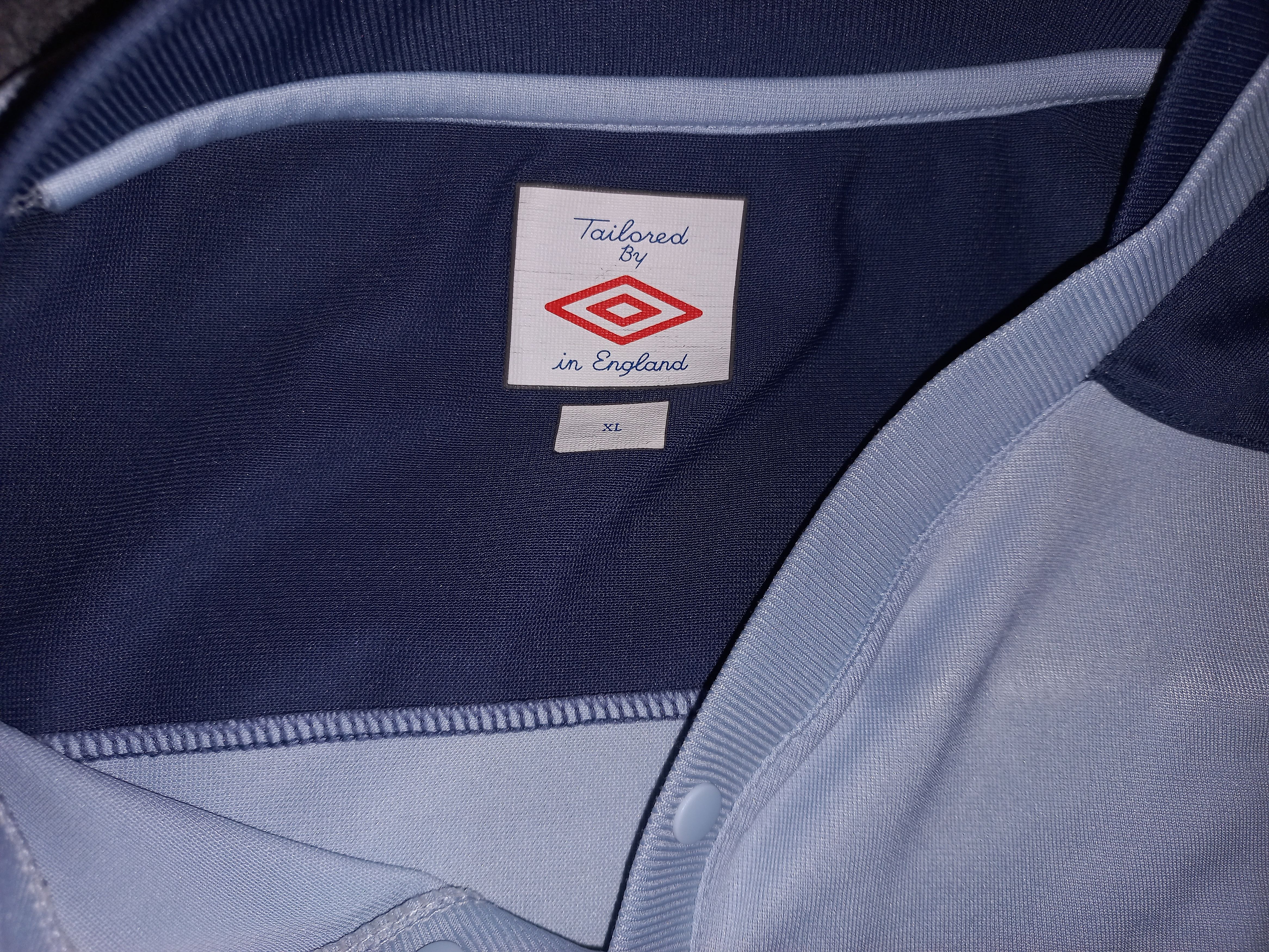 Umbro Umbro England 2010/2011 training shirt (Size L/XL) Size US XL / EU 56 / 4 - 4 Thumbnail