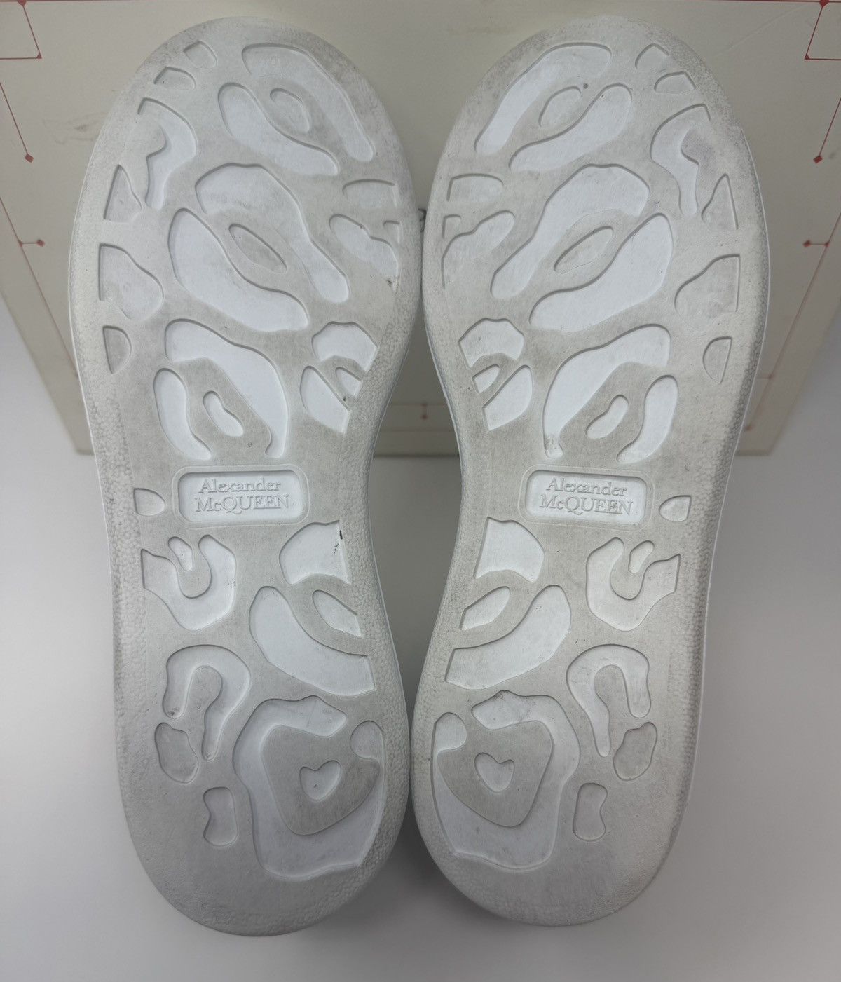 Alexander McQueen Alexander McQueen Oversized Sneaker Suede White/Black Size US 8 / IT 38 - 6 Thumbnail