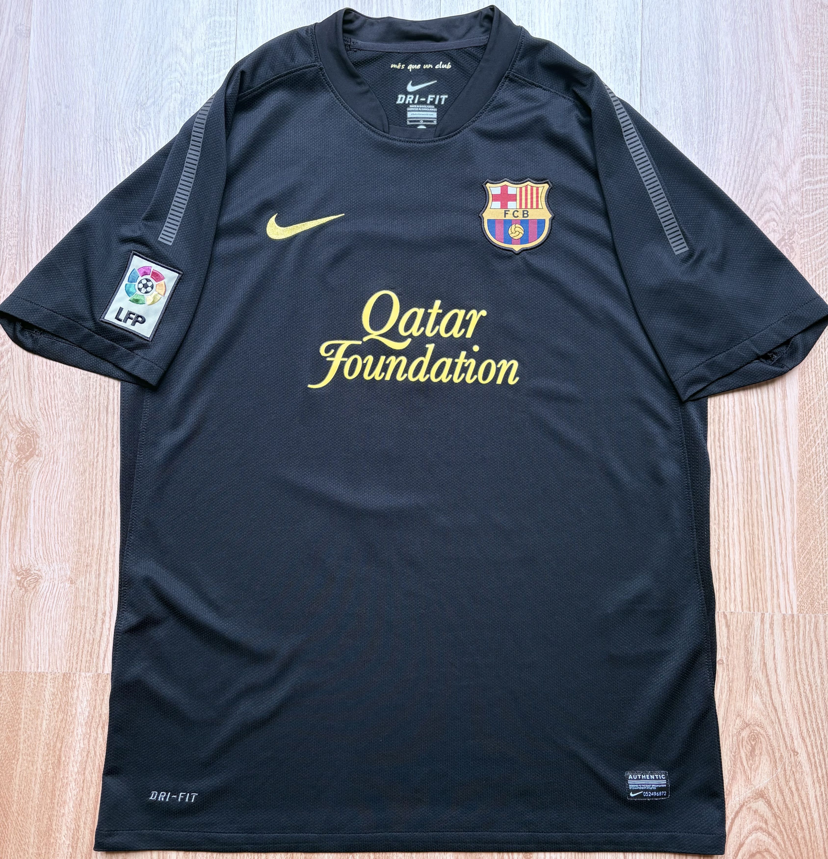 Nike FC Barcelona 2011/12 Away Jersey – Fàbregas #4 – Size L Size US L / EU 52-54 / 3 - 2 Thumbnail