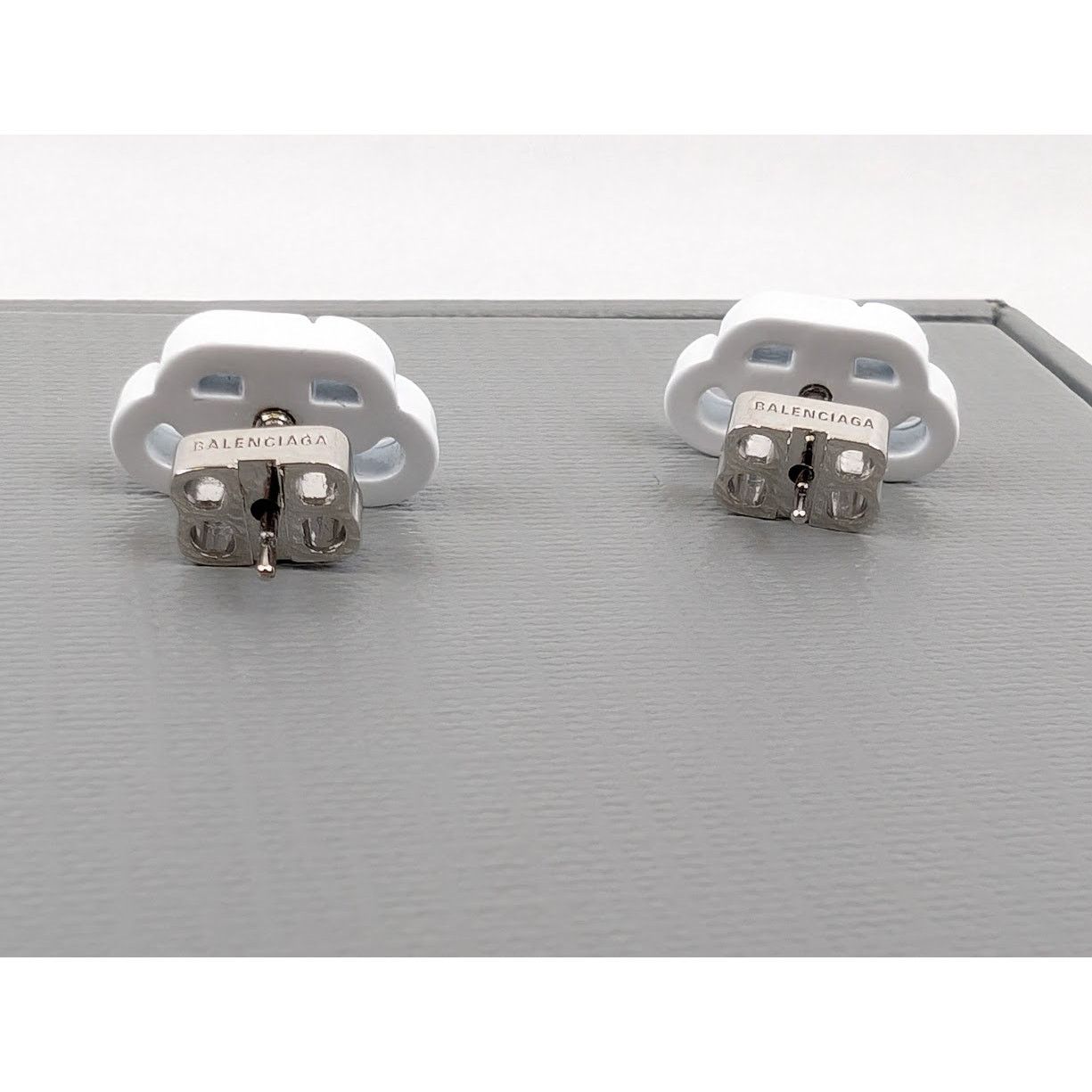 Balenciaga o1rshd1 Q:2 / Size: OS / BB Stud Earrings in White Size ONE SIZE - 9 Thumbnail