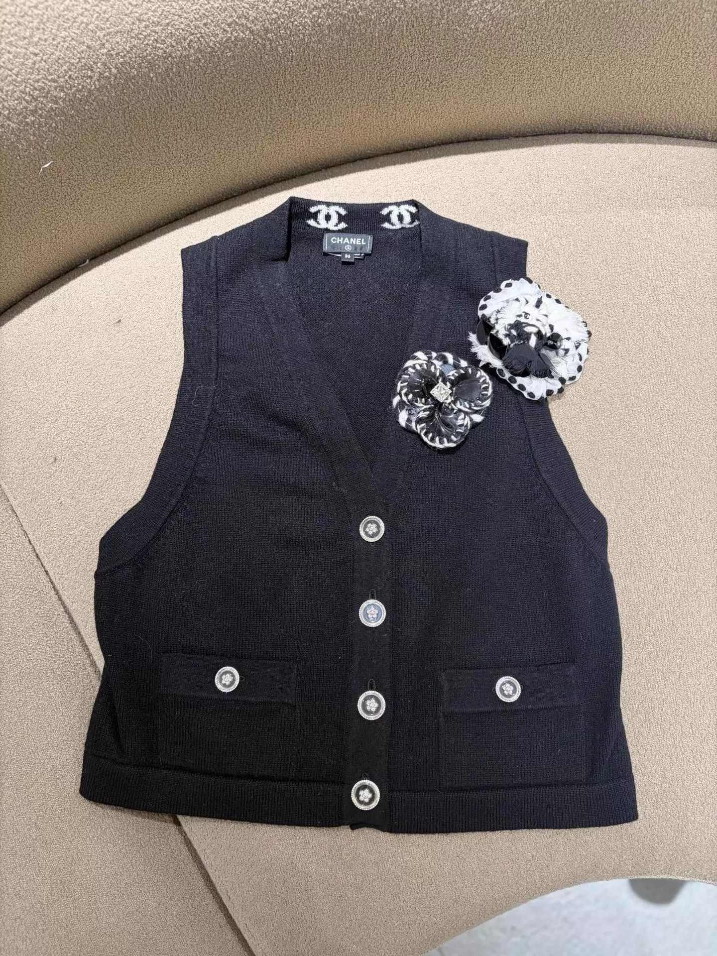 Chanel Chanel 23K Camellia Black Vest Quinlin 99 36 1BroochMissing Size XS / US 0-2 / IT 36-38 - 1 Thumbnail