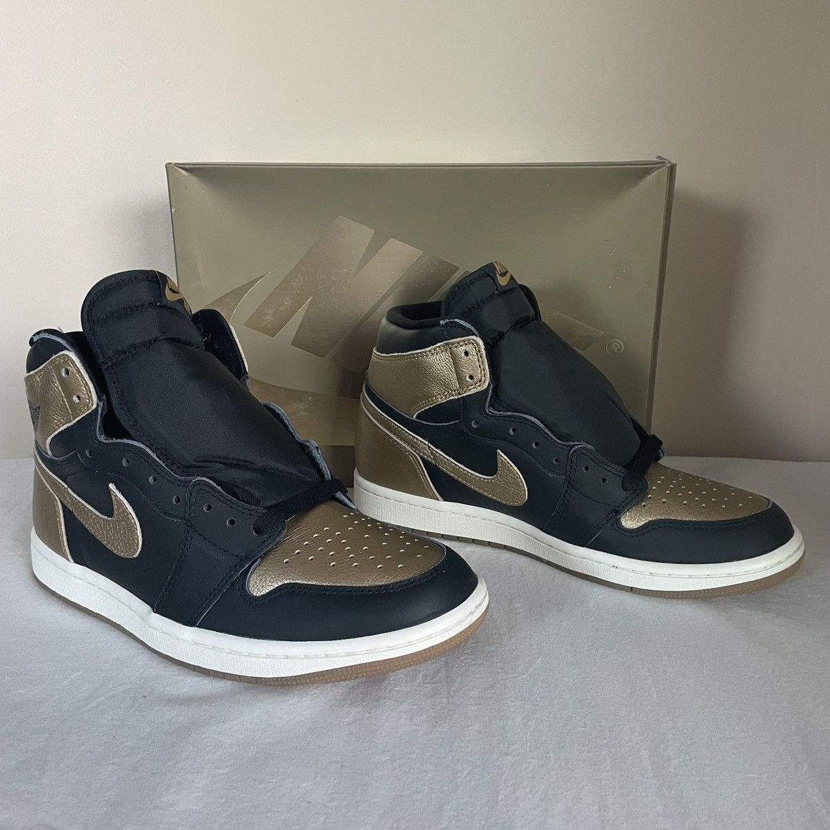 Jordan Brand × Nike Nike Air Jordan 1 High OG Black Metallic Gold Mens US Size 8 Size US 8 / EU 41 - 4 Thumbnail