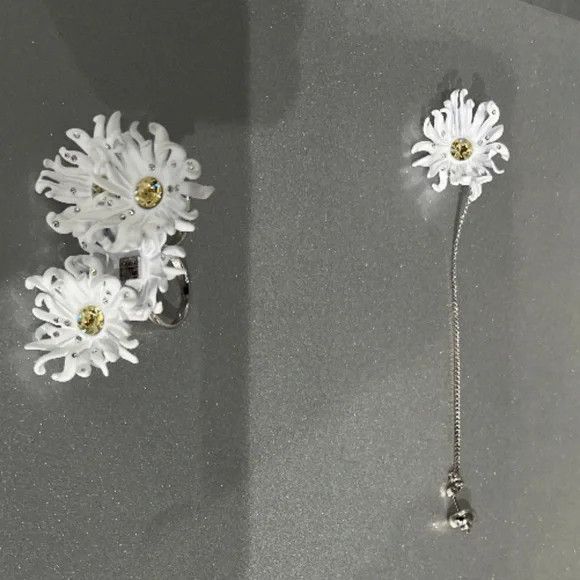 Givenchy Givenchy Women's Daisy Earring With Crystals - NEW WITH TAGS Size ONE SIZE - 10 Thumbnail