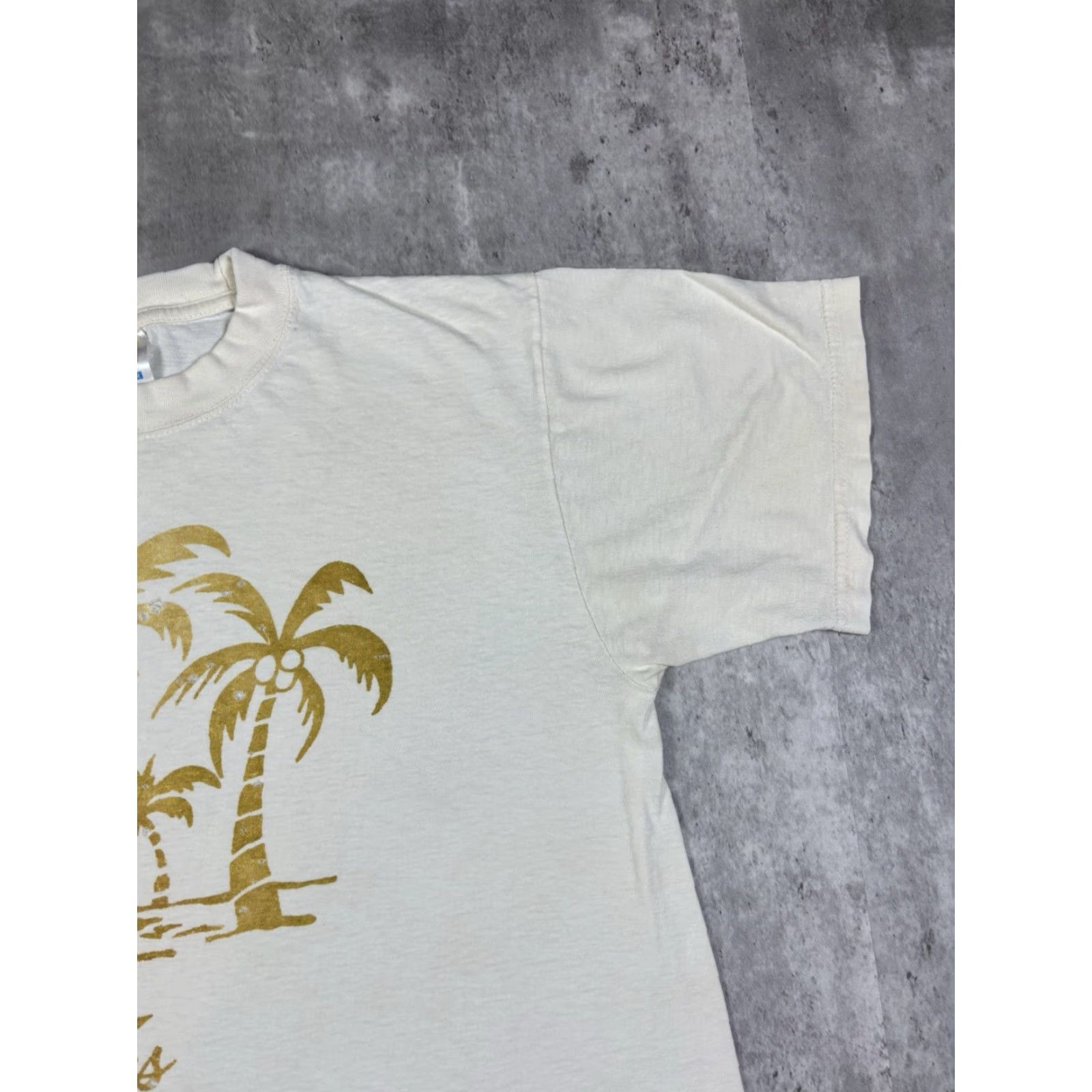 Vintage VINTAGE Bahamas Surf Beach T-Shirt Islander White Crew Neck Short Sleeve Cotton M Men 90s Beach 80s Graphic Print Batman Heroes 90s Size US M / EU 48-50 / 2 - 5 Thumbnail