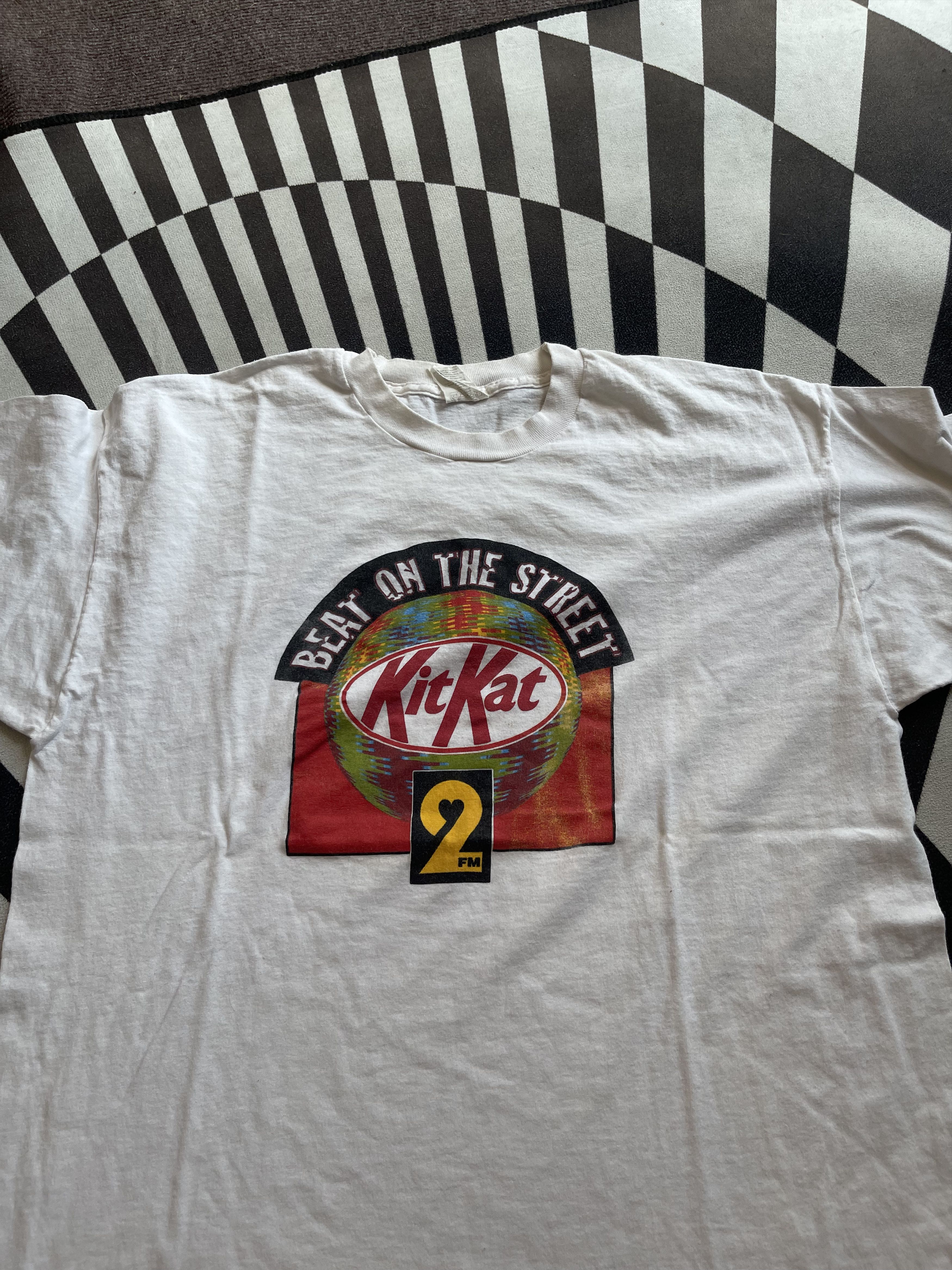 Vintage Vintage 90s KitKat "Beat on the Street" 2FM Radio Promo Tee Size US XL / EU 56 / 4 - 4 Thumbnail