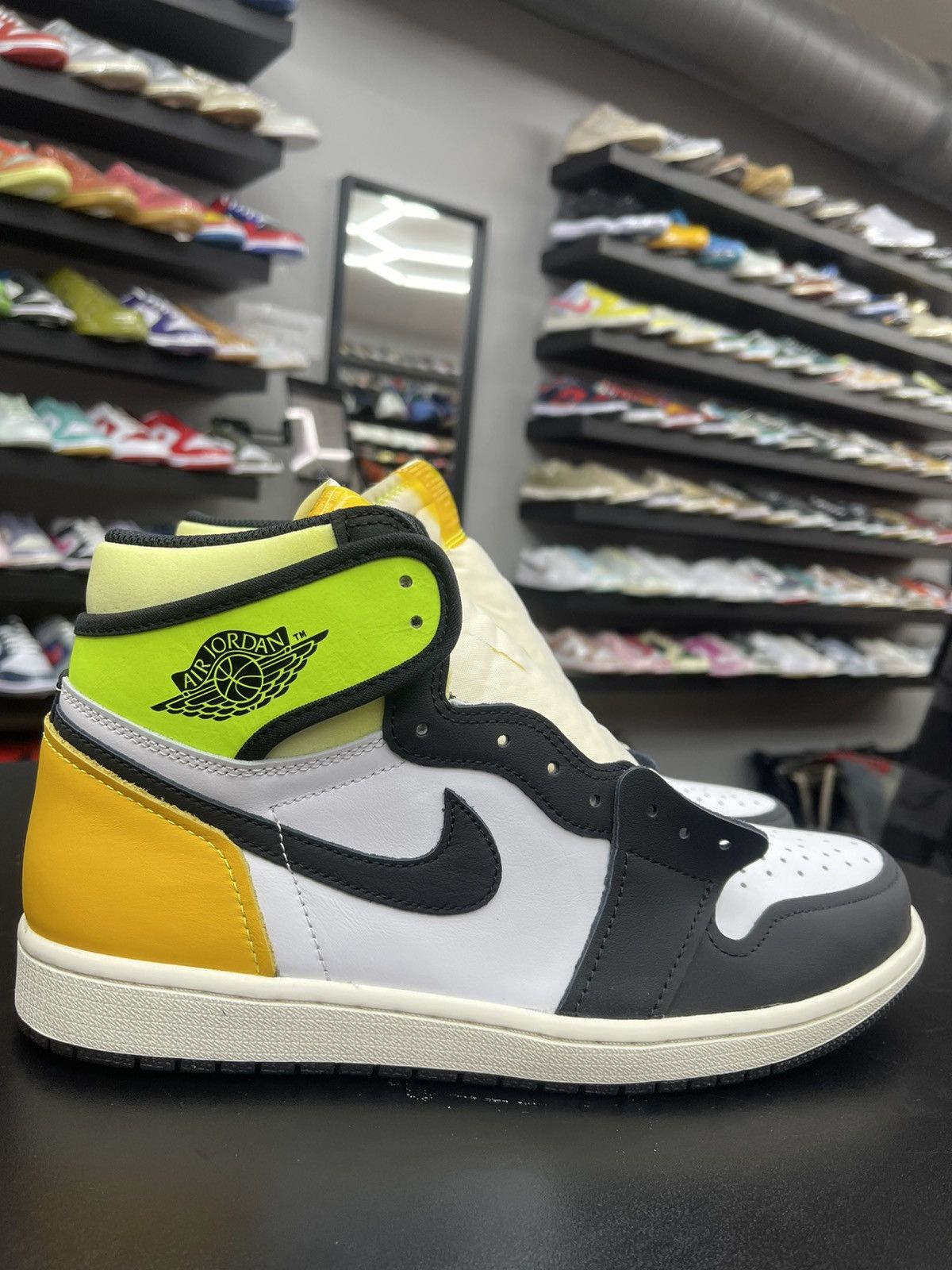 Jordan Brand Size 10.5 - Jordan 1 Retro High “Volt” Size US 10.5 / EU 43-44 - 3 Thumbnail