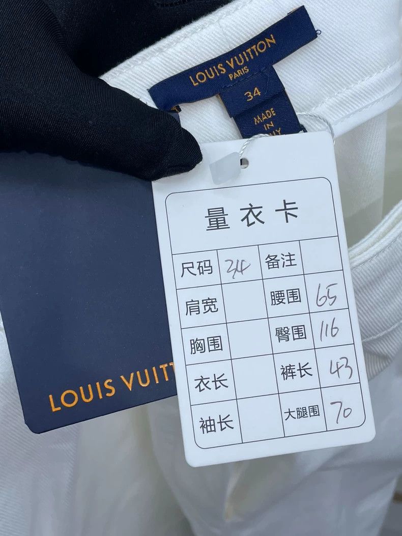 Louis Vuitton Louis Vuitton White denim shorts with gold buttons shorts 2 Size US 34 / EU 50 - 6 Thumbnail