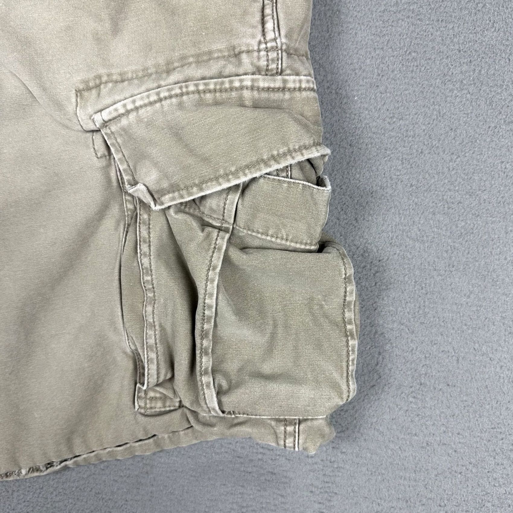 Old Navy Old Navy Cargo Shorts Mens 31 Tan Flap Pockets Military Paratrooper Buckle GUC Size US 31 - 7 Thumbnail