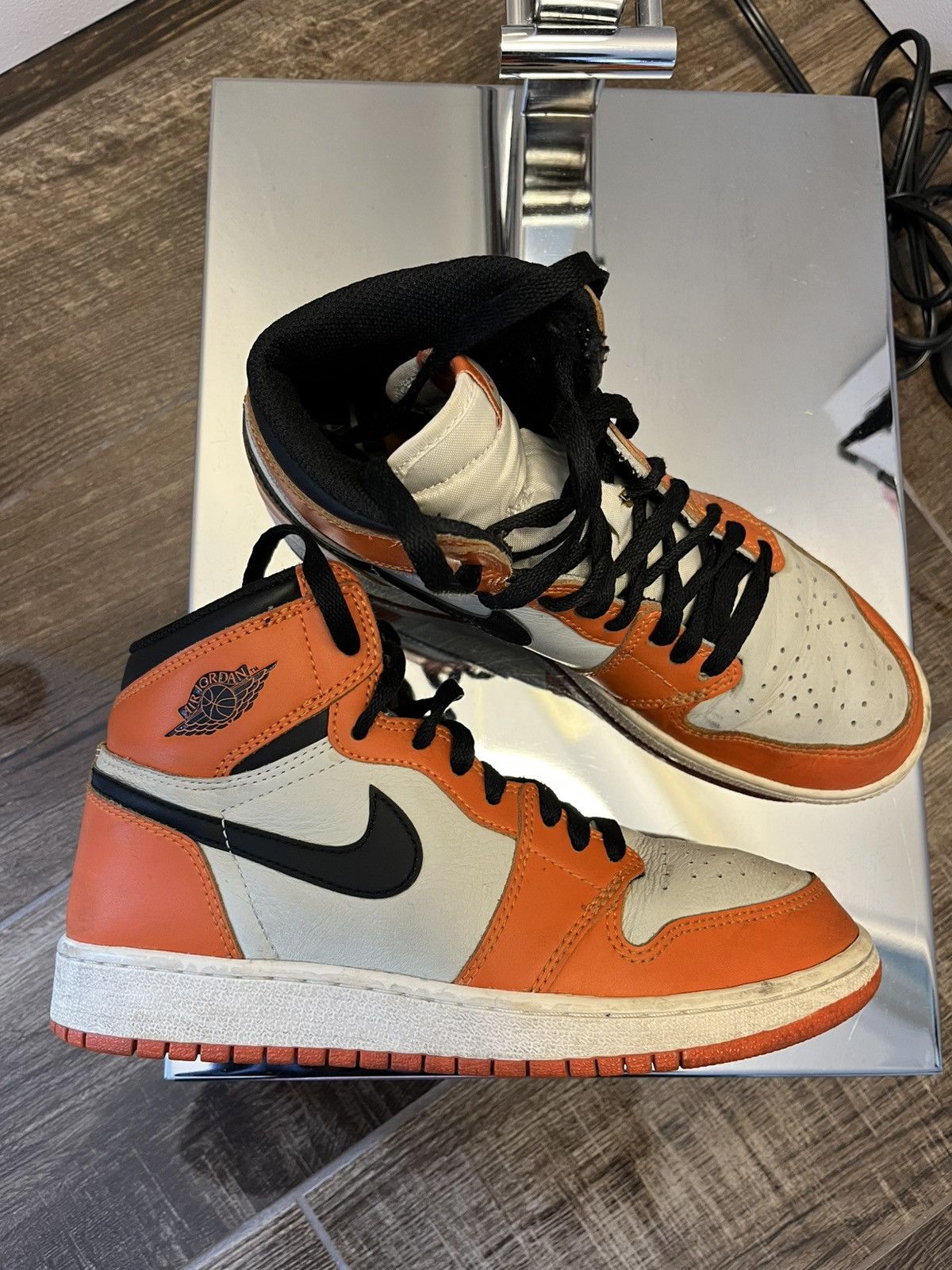 Jordan Brand Air Jordan 1 Retro High OG Shattered Backboard Away 2016 Size US 6 / EU 39 - 3 Thumbnail