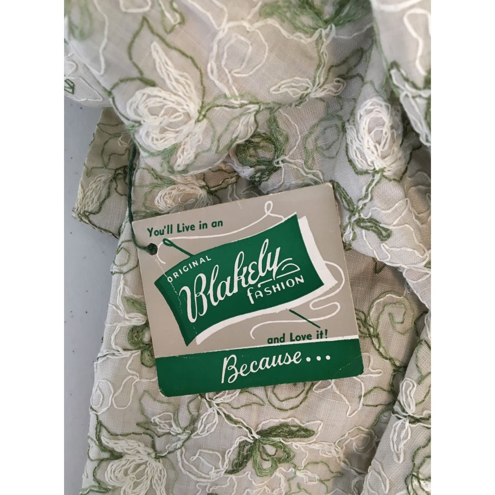 Vintage VINTAGE Blakely Fashions Dress S/M Floral Embroidered Bow Ivory Day Dress Wiggle/Pencil 60s 50s Green Cotton Blend Mod/GoGo Mens Womens Size S / US 4 / IT 40 - 6 Thumbnail