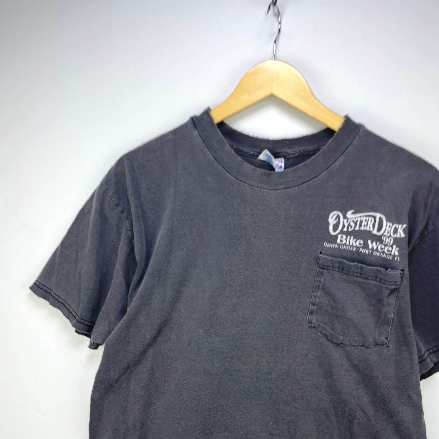 Hanes VINTAGE 90s Oyster Deck Bike Week Sun Faded Hanes T-Shirt XL Men Black Size US XL / EU 56 / 4 - 7 Thumbnail