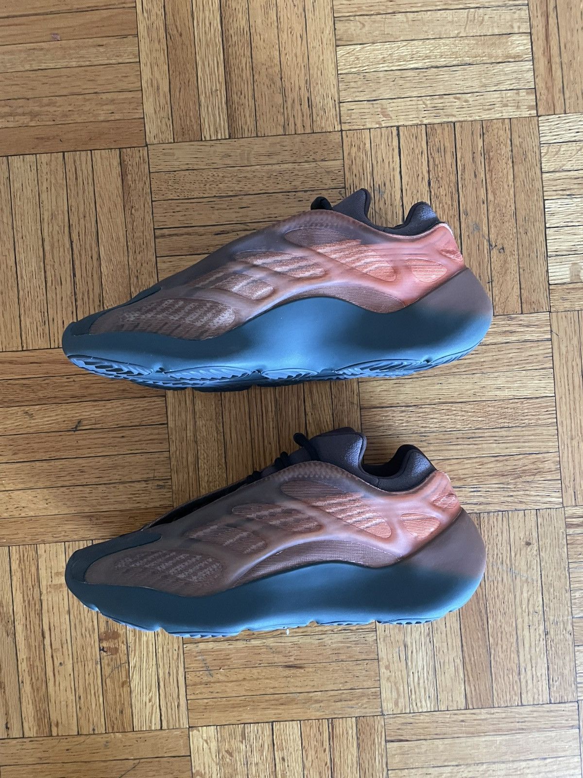 Adidas × Kanye West Yeezy 700V3 Size US 10.5 / EU 43-44 - 3 Thumbnail