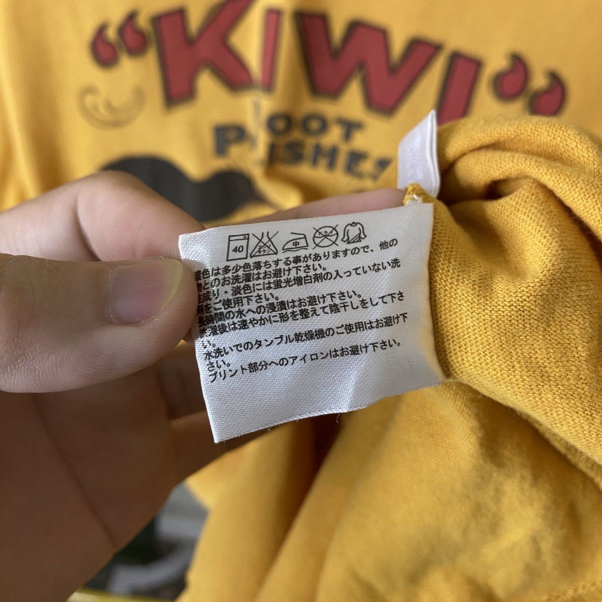Vintage Vintage Uniqlo UT x KIWI Boot Polishes Collaboration Promo T Size US L / EU 52-54 / 3 - 5 Thumbnail