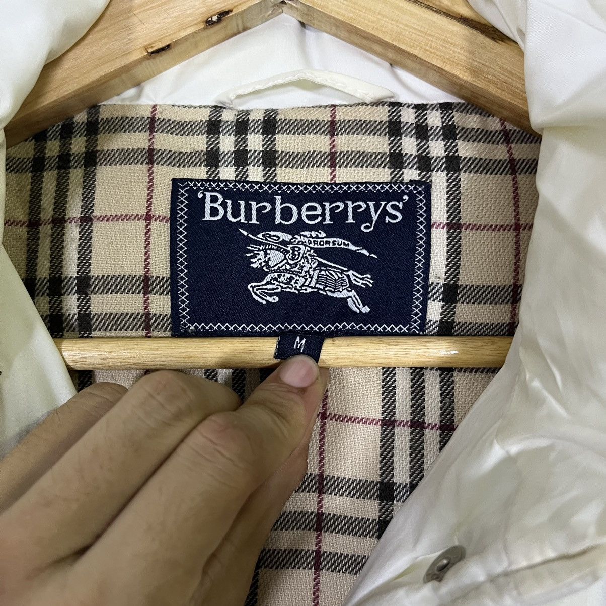 Burberry BURBERRYS’ NOVACHECK CREAM IVORY QUILTED FUR HOODED JACKET Size M / US 6-8 / IT 42-44 - 4 Thumbnail