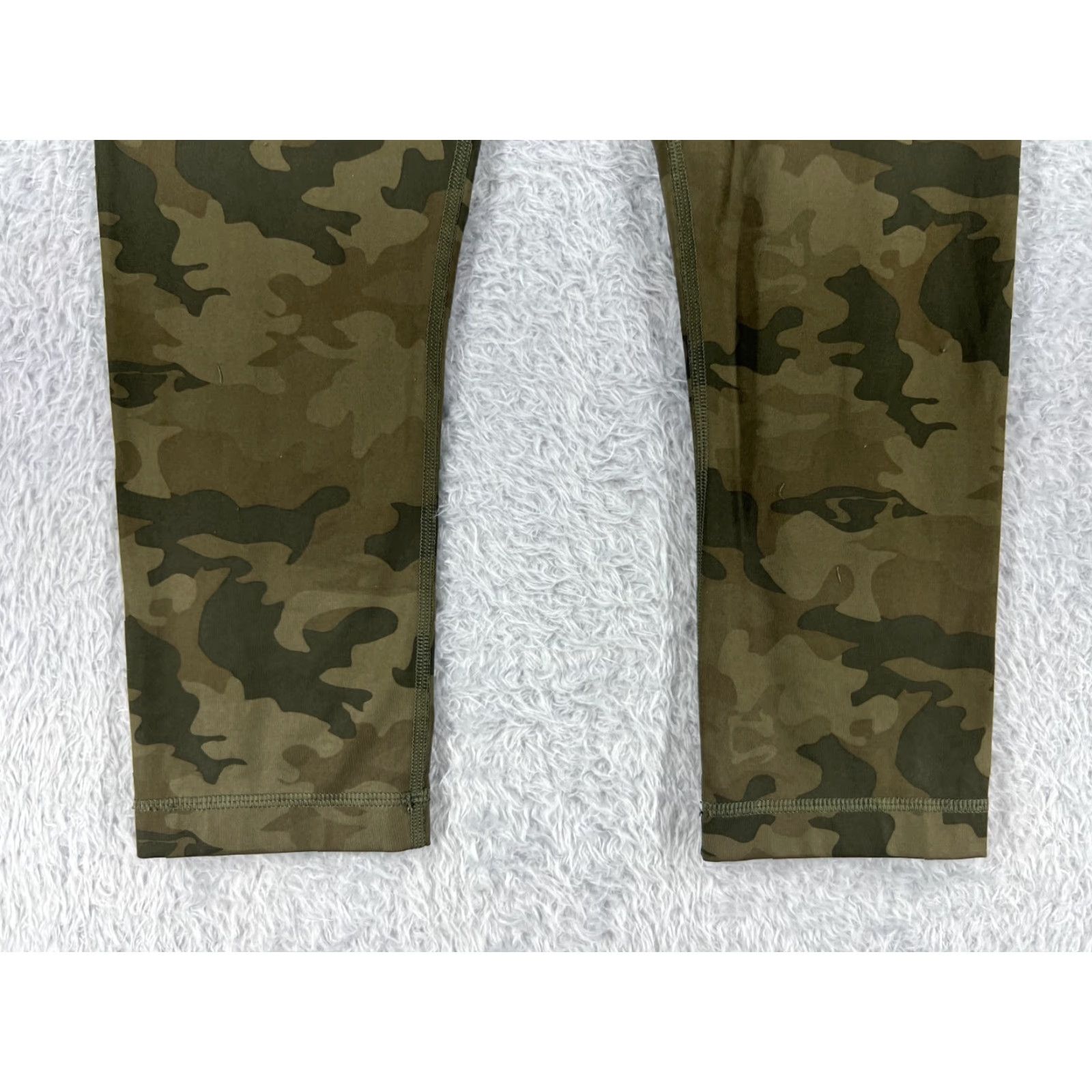 Lululemon Lululemon Wunder Under Pants Womens 4 Green Camo Cropped 21" Inseam Yoga Activewear Stretch Wunder Under Crop Green Camouflage Sneakers? Size 27" / US 4 / IT 40 - 2 Thumbnail