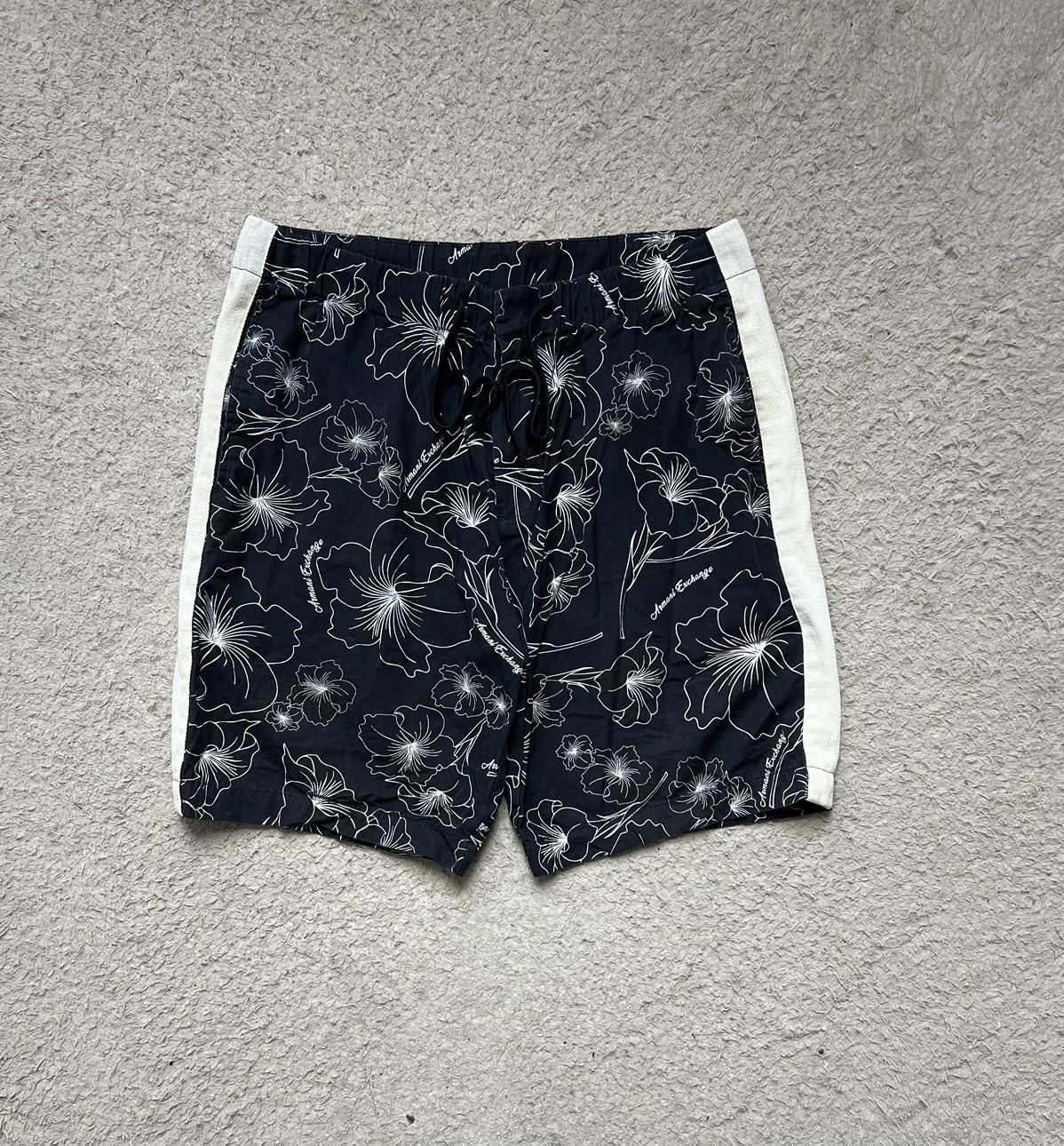 Armani Exchange Shorts Armani Exchange Flowers Size US 34 / EU 50 - 1 Thumbnail