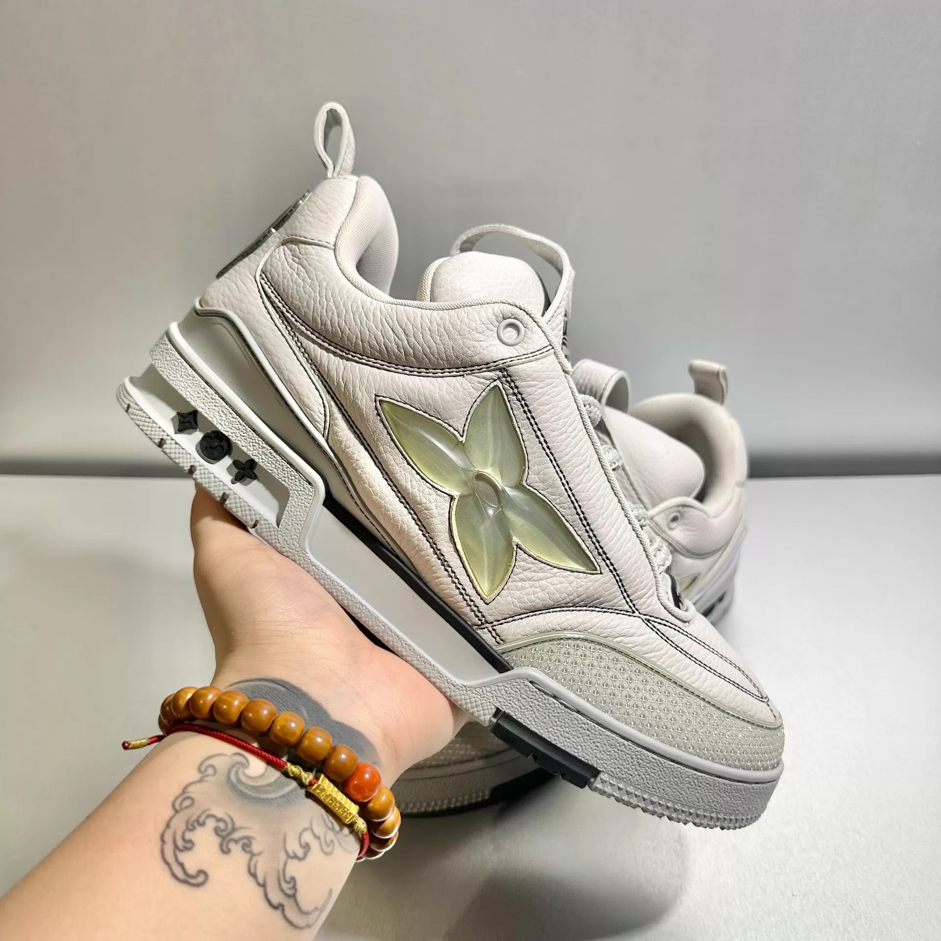 Louis Vuitton Louis Vuitton Skate Gray White US9 Mint Size US 9 / EU 42 - 9 Thumbnail