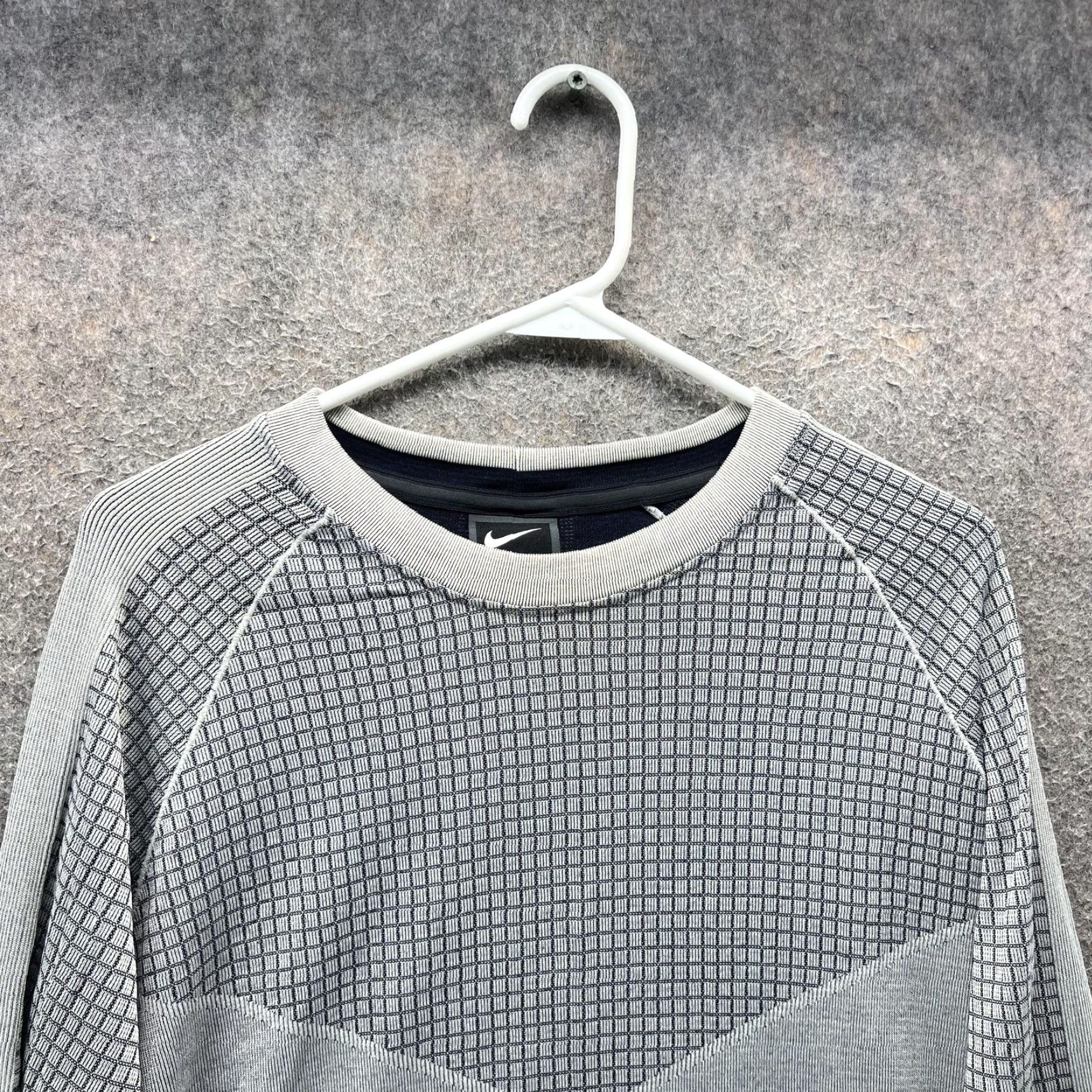 Nike Nike Tech Shirt Mens Medium Gray Long Sleeve Raglan Geometric Performance Size US M / EU 48-50 / 2 - 5 Thumbnail