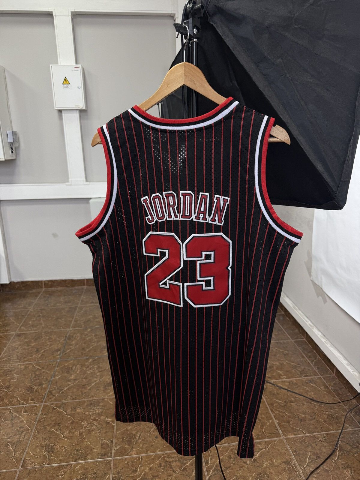 Mitchell & Ness 🇺🇸 Jordan 23 Chicago Bulls Mitchell & Ness Hardwood Classics Size US XL / EU 56 / 4 - 2 Thumbnail