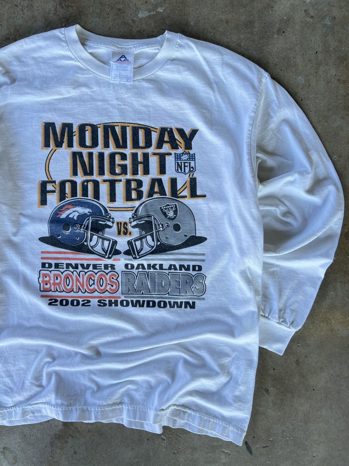Nike Vintage 2000’s NFL Oakland Raiders vs Denver Broncos T Shirt Size US L / EU 52-54 / 3 - 1 Thumbnail