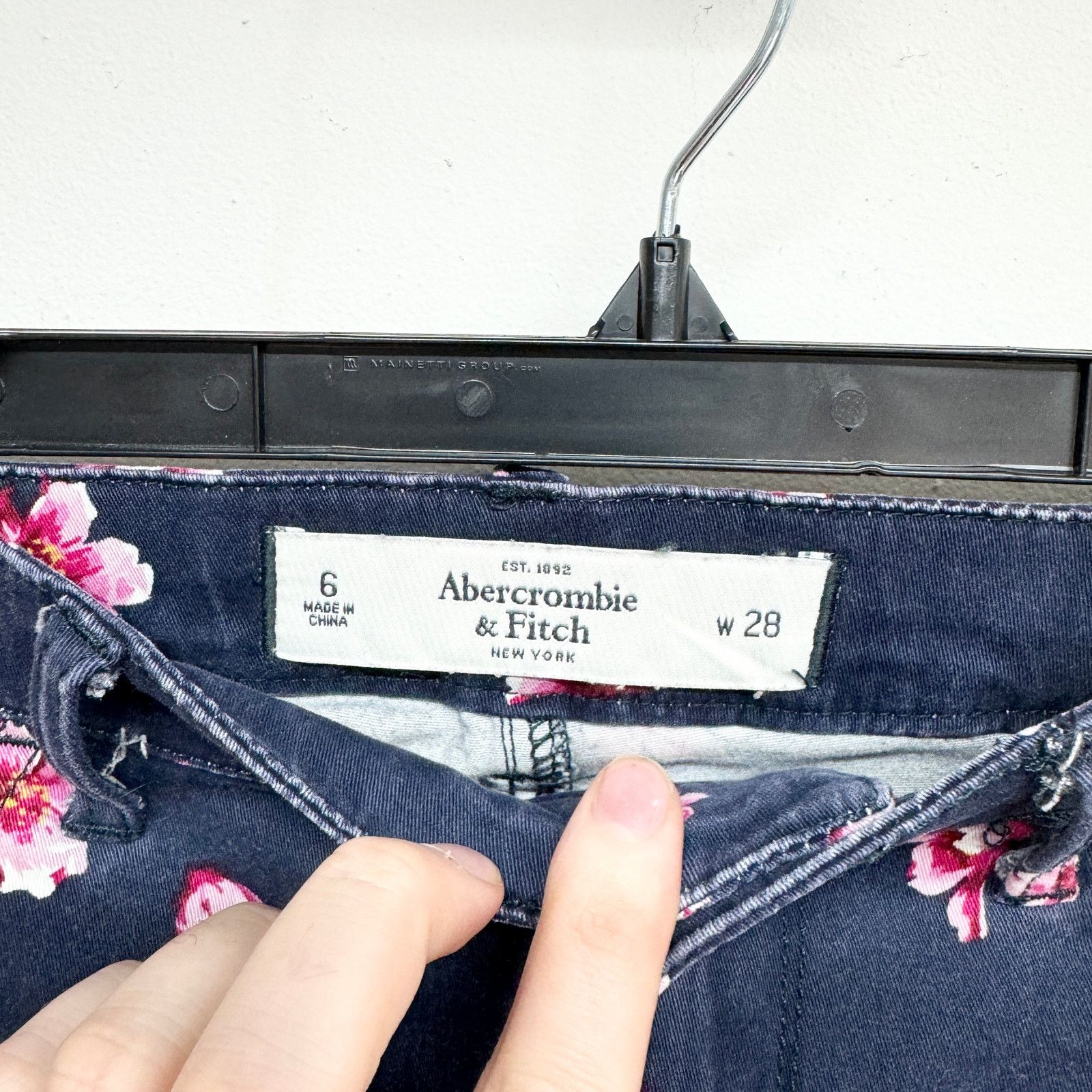 Abercrombie & Fitch Abercrombie & Fitch Floral Navy Slim Pants Size 6 (Waist 28) Size 28" / US 6 / IT 42 - 2 Thumbnail