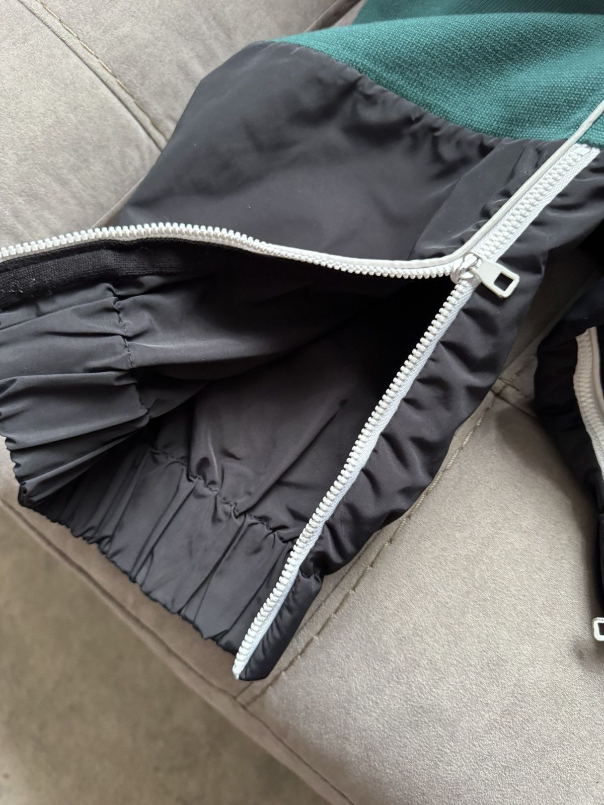 Louis Vuitton LOUIS VUITTON HYBRID NYLON JOGGER sizes in photos by tap Size US 32 / EU 48 - 19 Thumbnail