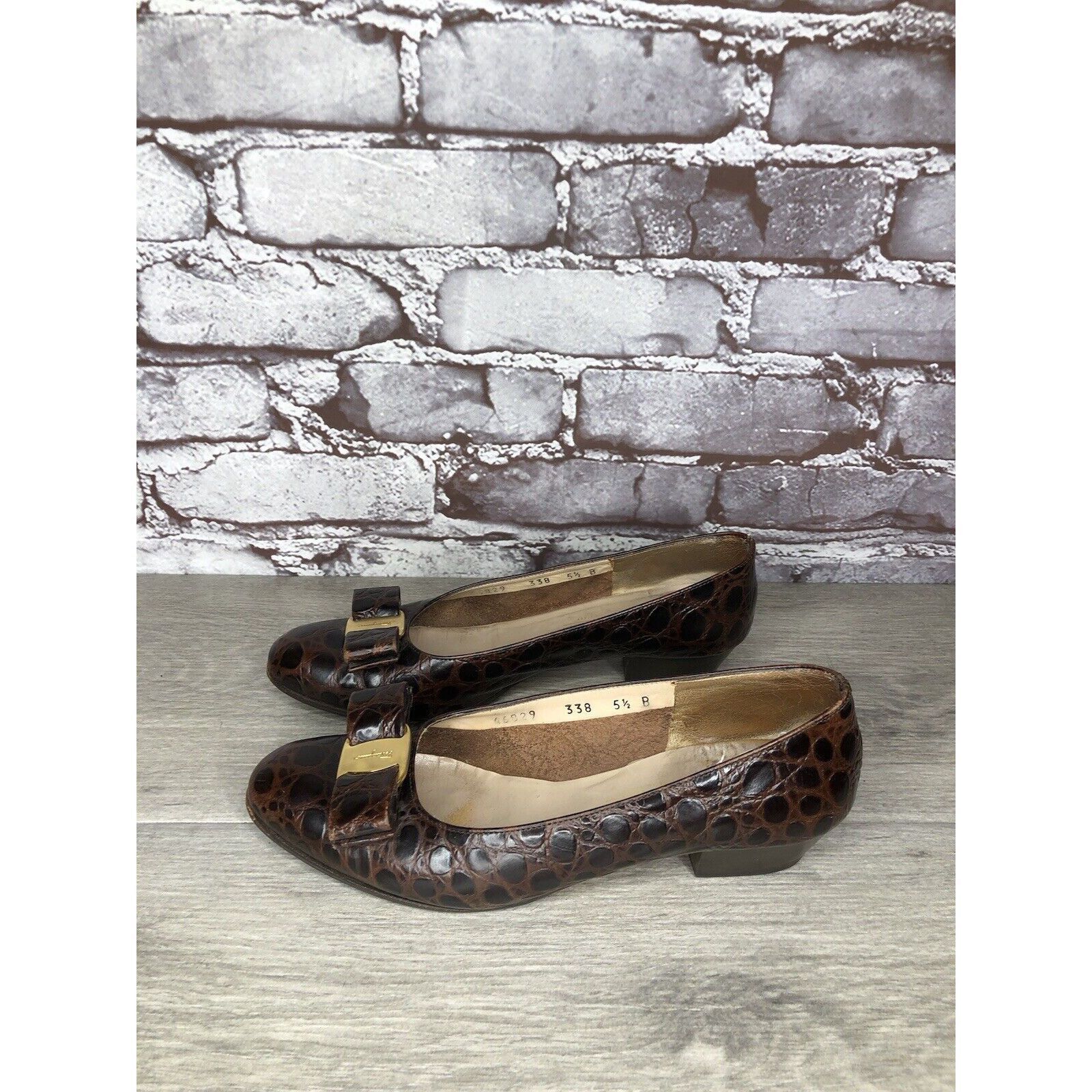 Salvatore Ferragamo Salvatore Ferragamo Vara Brown Leather Croc Embossed Bow Hee Size US 5.5 / IT 35.5 - 15 Thumbnail