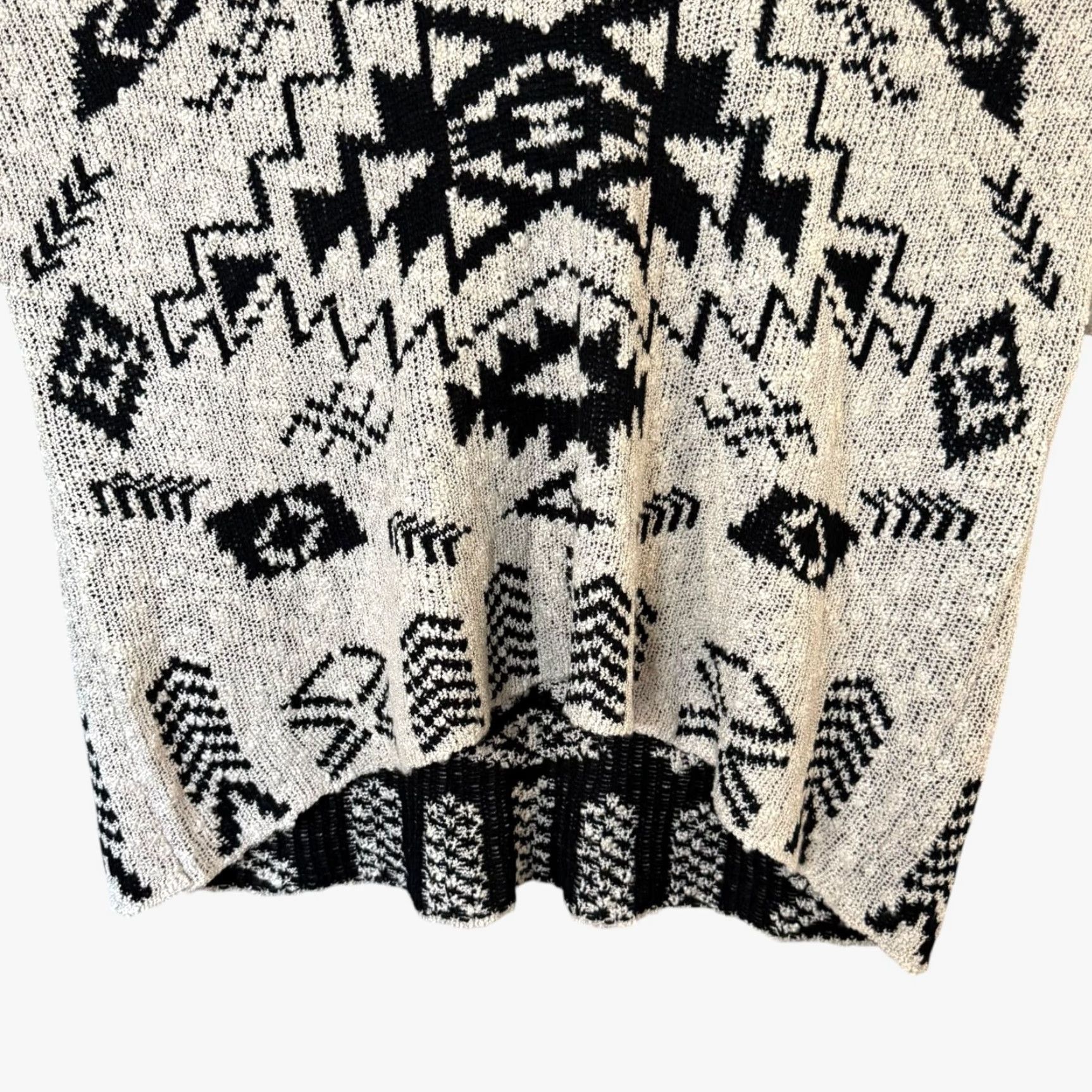 Forever 21 VINTAGE Forever 21 Aztec Hooded Poncho Sweater Women’s Small Acrylic Geometric Tribal Bohemian Oatmeal & Black Size S / US 4 / IT 40 - 6 Thumbnail