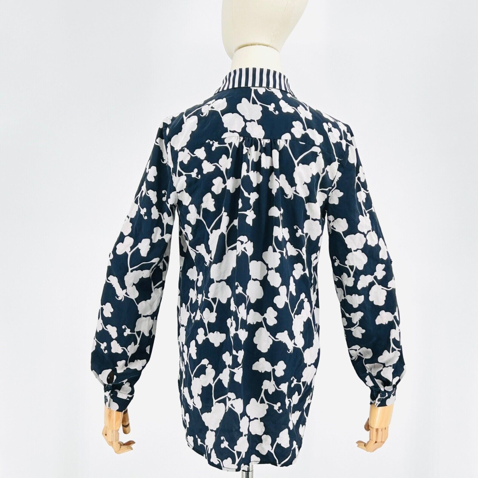 Diane von Furstenberg Diane von Furstenberg Blue White Floral 100% SILK blouse Size M / US 6-8 / IT 42-44 - 4 Thumbnail
