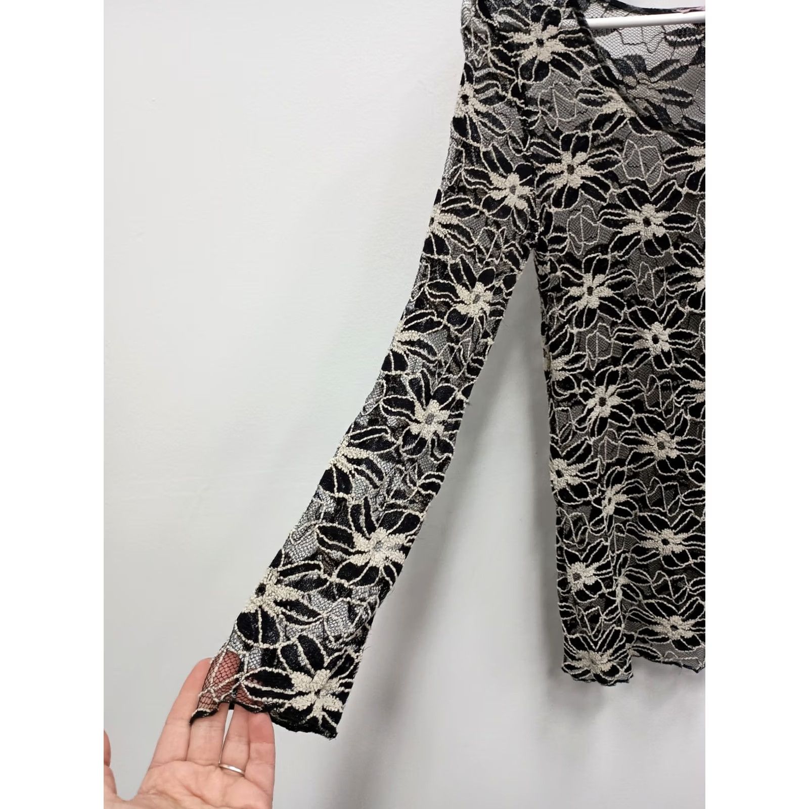 Vintage Y2K Young Essence Fairy Grunge Top Womens Large Black White Floral Sheer Lace V-Neck Pullover Long Sleeve Blouse Size L / US 10 / IT 46 - 6 Thumbnail