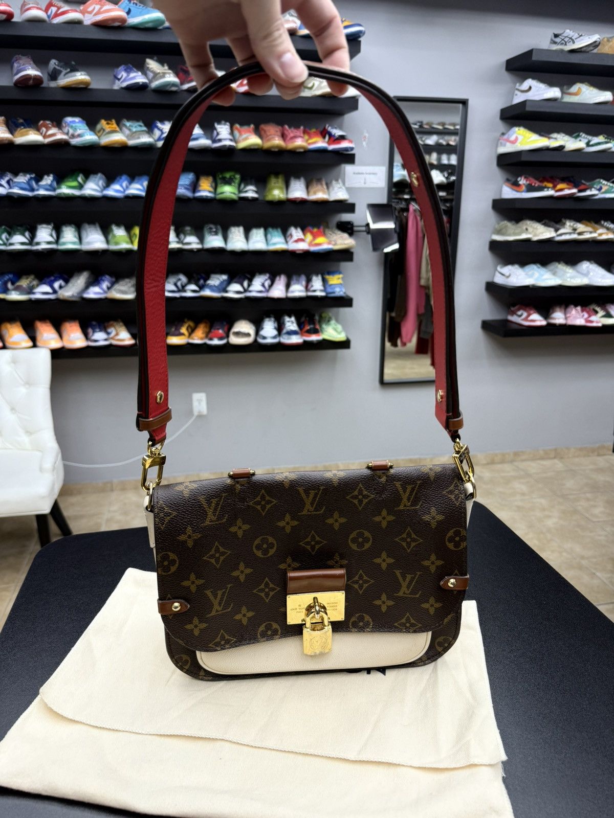 Louis Vuitton AUTHENTIC Louis Vuitton Vaugirard Handbag Brown Monogram Size ONE SIZE - 13 Thumbnail