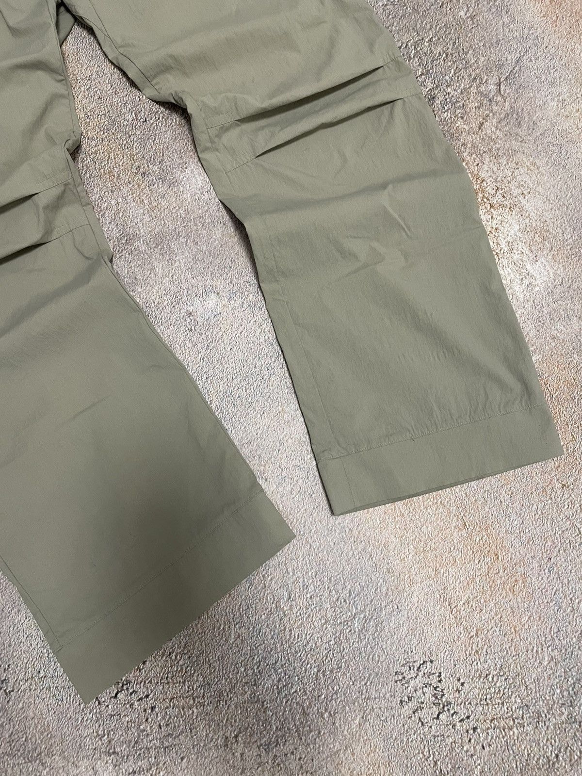 Arc'teryx Arc'teryx Small Logo Nylon Light Cargo Pants Size 28" / US 6 / IT 42 - 5 Thumbnail
