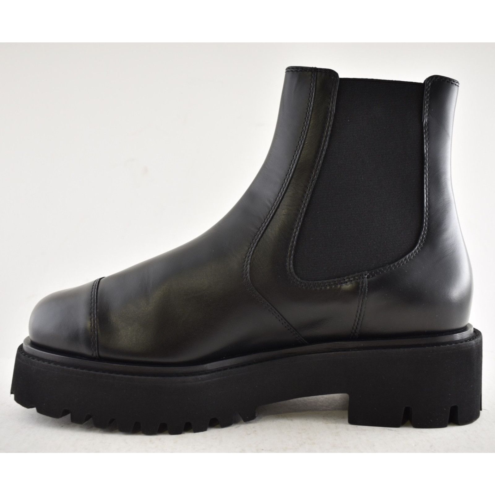 Chanel Chanel 24B Calfskin CC Logo Pull On Chelsea Platform Boot 42 Size US 11 / IT 41 - 11 Thumbnail