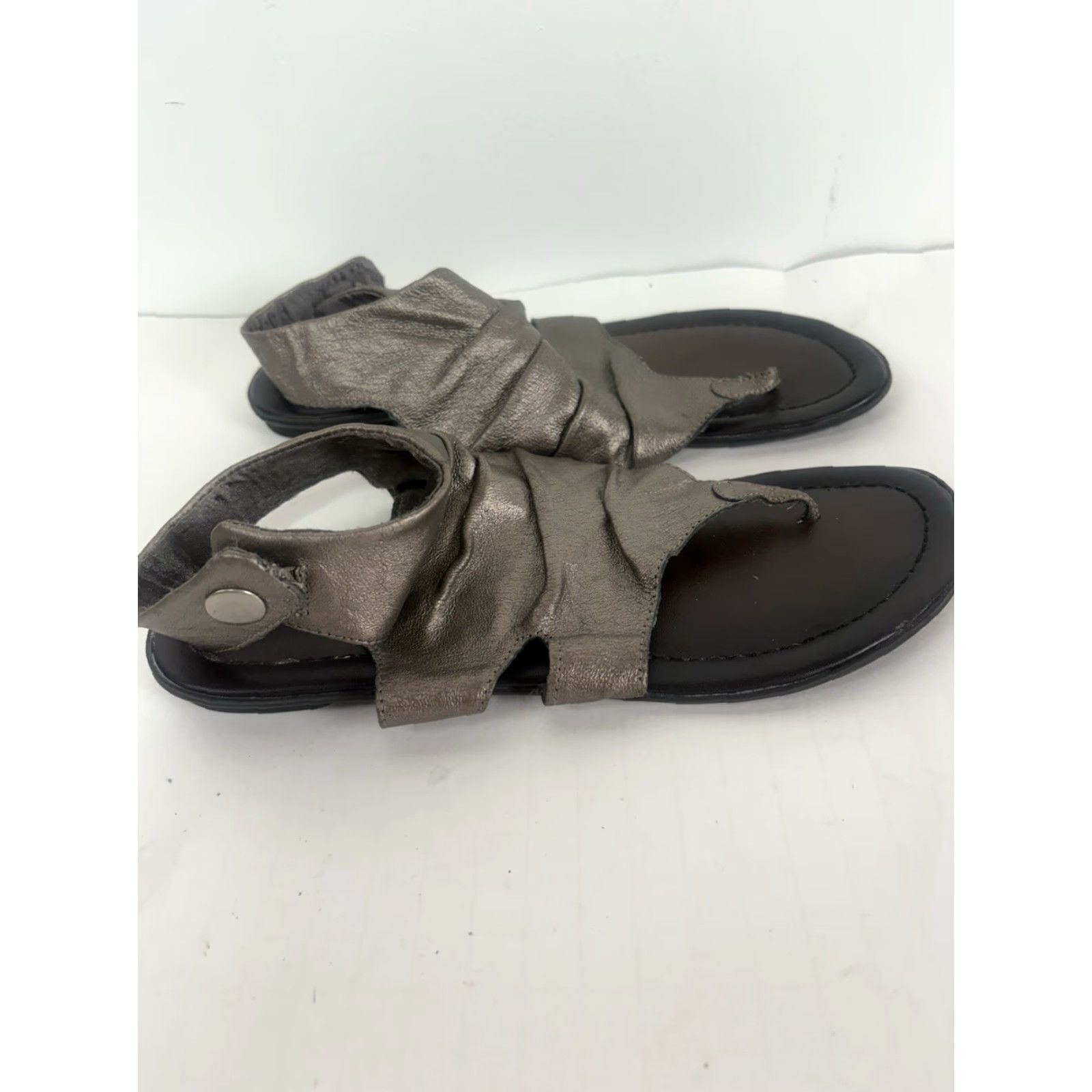 Vintage MIA Silver Leather Thong Flats Women Size 8M City, Casual, Party, Workwear Size US 8 / IT 38 - 2 Thumbnail