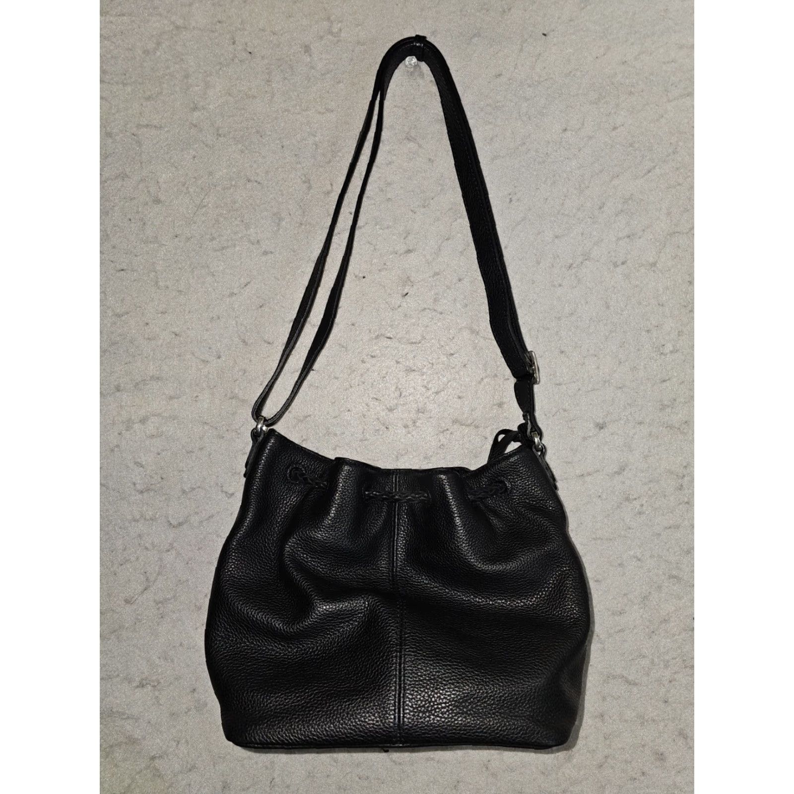 Brighton VINTAGE Brighton Signature Black Pebbled Leather Drawstring Bucket Shoulder Bag F494672 Size ONE SIZE - 6 Thumbnail